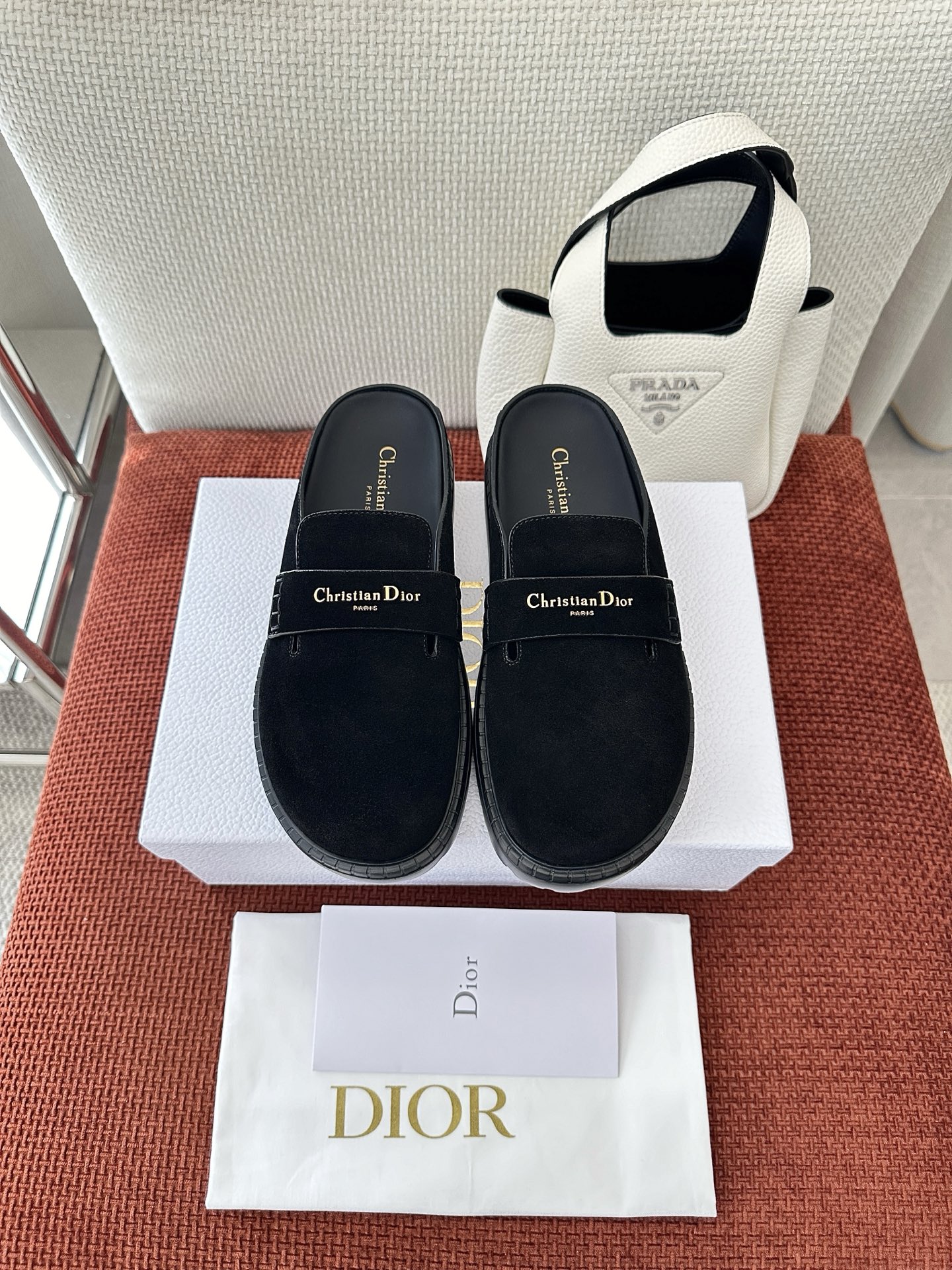NO:789488,Top quality * 25ss new Boy Mules｜Original purchasing agent level - black - Materials and craftsmanship Original suede cow leather Lining cow leather Front decorated with gold tone Christian D*or Paris logo EVA sole decorated with Christian D*or's lucky star Size35-40, half drag, cowhide19860909顶级品质 * 25ss 新款Boy 穆勒鞋｜原版购入代购级别 -黑色- 材料与工艺 原版绒面牛皮革 里料牛皮革 正面饰以金色调 Christian D*or Paris 标志 EVA 鞋底饰以 Christian D*or 的幸运星 Size35-40,半拖,cowhide,Women's Shoes