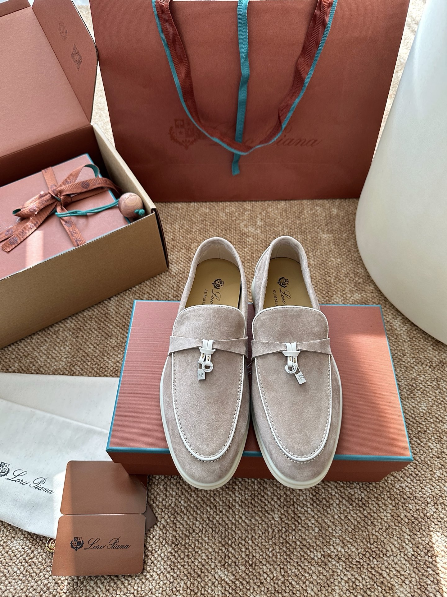 NO:694070,* Classic color-blocked Summer Charms Walk moccasins | Original purchasing agent level - sand color Material and craftsmanship Original soft suede cow leather Napa leather piping Original leather lining Decorated with L initials on the heel Decorated with My Charms mini pendant White logo rubber outsole Size35-42 (40, 41, 42 customized non-refundable), loafers half-slip, loro piana, loafers, cowhide19860909* 经典拼色Summer Charms Walk莫卡辛鞋｜原版购入代购级别 -沙色 材质与工艺 原版柔软绒面牛皮革 纳巴革绲边 原版皮革里衬 后跟饰有L首字母缩写 饰以My Charms迷你吊坠 白色logo橡胶大底 Size35-42（40、41、42定制不退换）,乐福鞋半拖,loro piana,loafers,cowhide,Women's Shoes