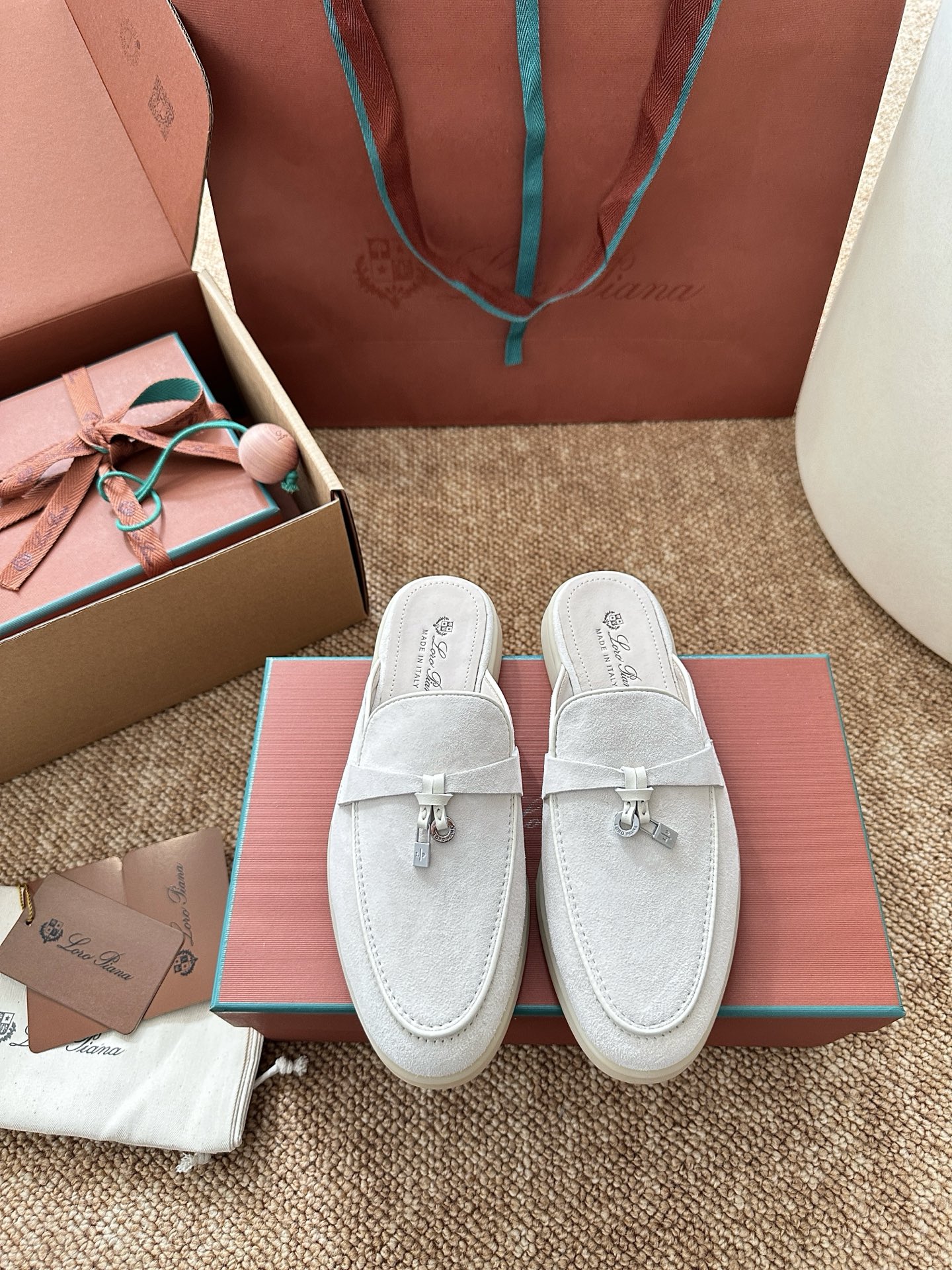 NO:693903,* Classic color block Summer Charms Walk moccasin half-flop | Original purchasing agent level - Off-white Material and craftsmanship Original soft suede cow leather Napa leather piping Original leather lining Decorated with LP initials on the heel Decorated with My Charms mini pendant White logo rubber outsole Size35-42 (40, 41, 42 customized non-returnable), loafer half-flop, loro piana, loafers, cowhide19860909* 经典拼色Summer Charms Walk莫卡辛半拖｜原版购入代购级别 -灰白色 材质与工艺 原版柔软绒面牛皮革 纳巴革绲边 原版皮革里衬 后跟饰有LP首字母缩写 饰以My Charms迷你吊坠 白色logo橡胶大底 Size35-42（40、41、42定制不退换）,乐福鞋半拖,loro piana,loafers,cowhide,Women's Shoes