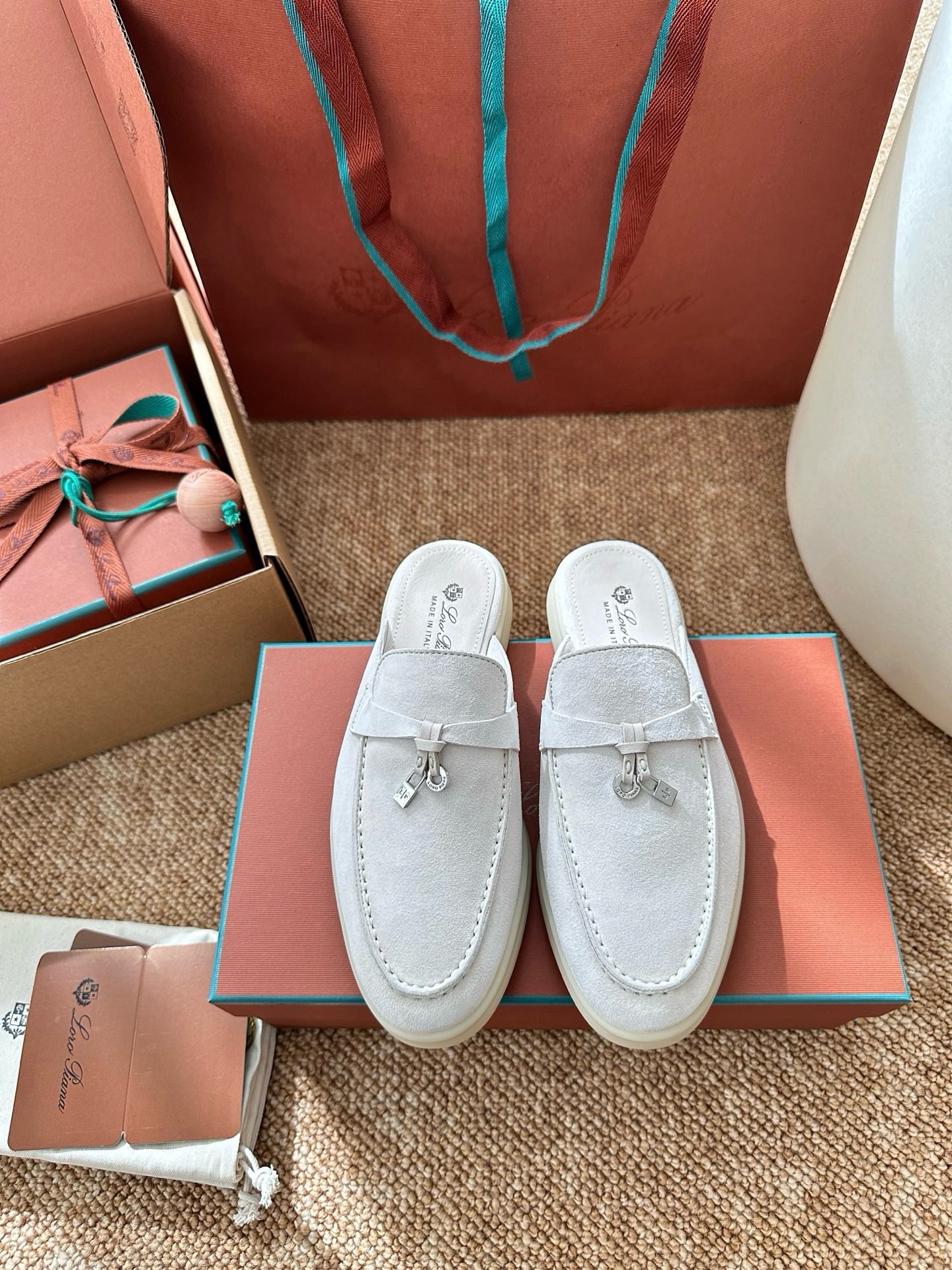 NO:693950,* Classic Summer Charms Walk moccasin half-drag | Original purchasing agent level - Off-white Material and craftsmanship Original soft suede cow leather Napa leather piping Original leather lining Decorated with LP initials on the heel Decorated with My Charms mini pendant White logo rubber outsole Size35-42 (40, 41, 42 customized non-returnable), loafer half-drag, loro piana, loafers, cowhide19860909* 经典Summer Charms Walk莫卡辛半拖｜原版购入代购级别 -灰白色 材质与工艺 原版柔软绒面牛皮革 纳巴革绲边 原版皮革里衬 后跟饰有LP首字母缩写 饰以My Charms迷你吊坠 白色logo橡胶大底 Size35-42（40、41、42定制不退换）,乐福鞋半拖,loro piana,loafers,cowhide,Women's Shoes