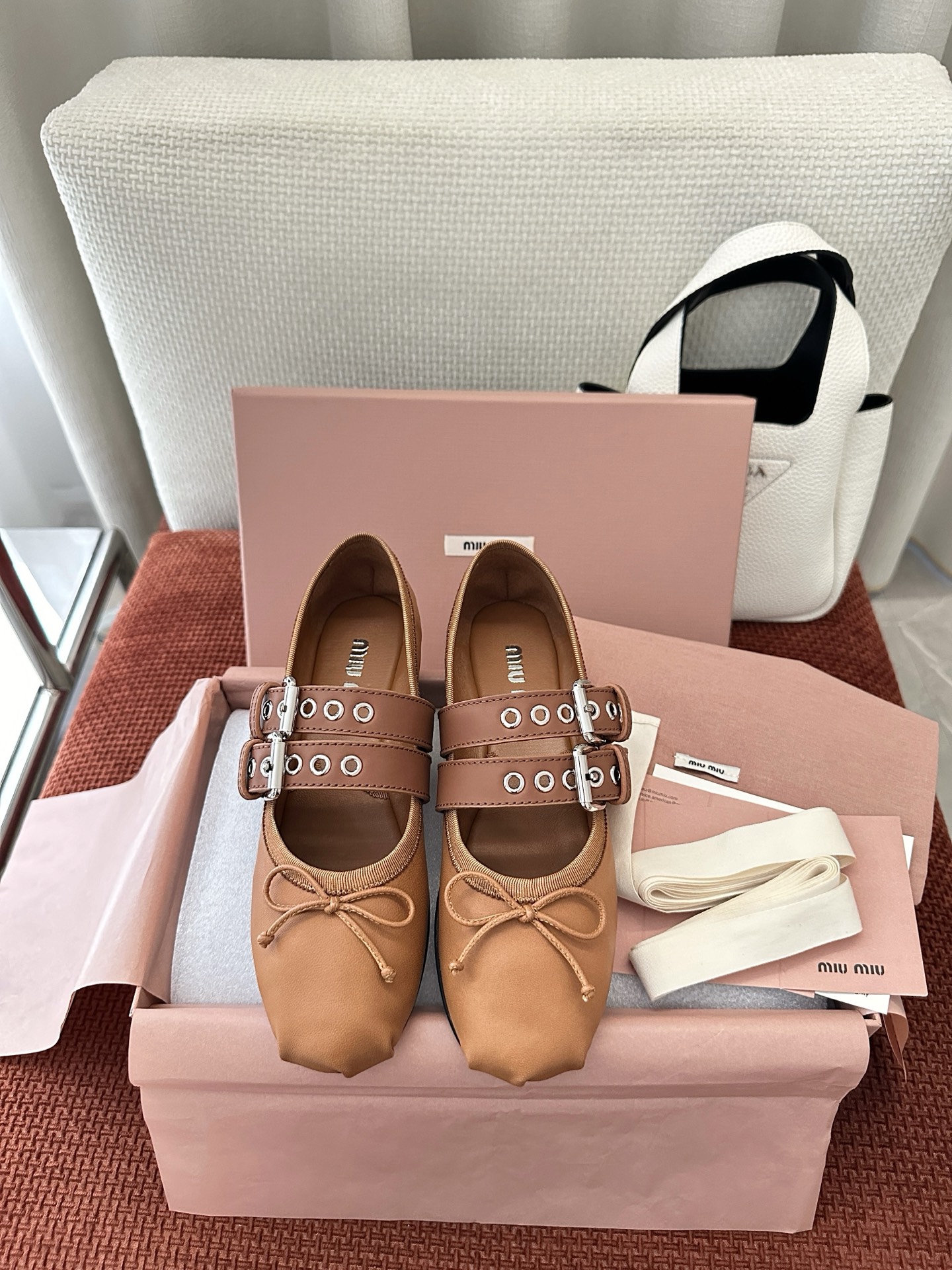 NO:782688,Top quality * 26ss leather ballet flats | Original purchasing agent level - brown Material and craftsmanship Original Nappa leather/cow leather Original leather lining Upper decorated with leather bow/buckle leather strap Insole decorated with screen printed logo Rubber sole Size35-40, ballet shoes, flats, cowhide19860909顶级品质 * 26ss皮革芭蕾舞平底鞋｜原版购入代购级别 -棕色 材质与工艺 原版Nappa皮革/牛皮革 原版皮革衬里 鞋面点缀皮革蝴蝶结/搭扣皮革饰带 内底饰有丝网印花徽标 橡胶鞋底 Size35-40,芭蕾舞鞋,flats,cowhide,Women's Shoes