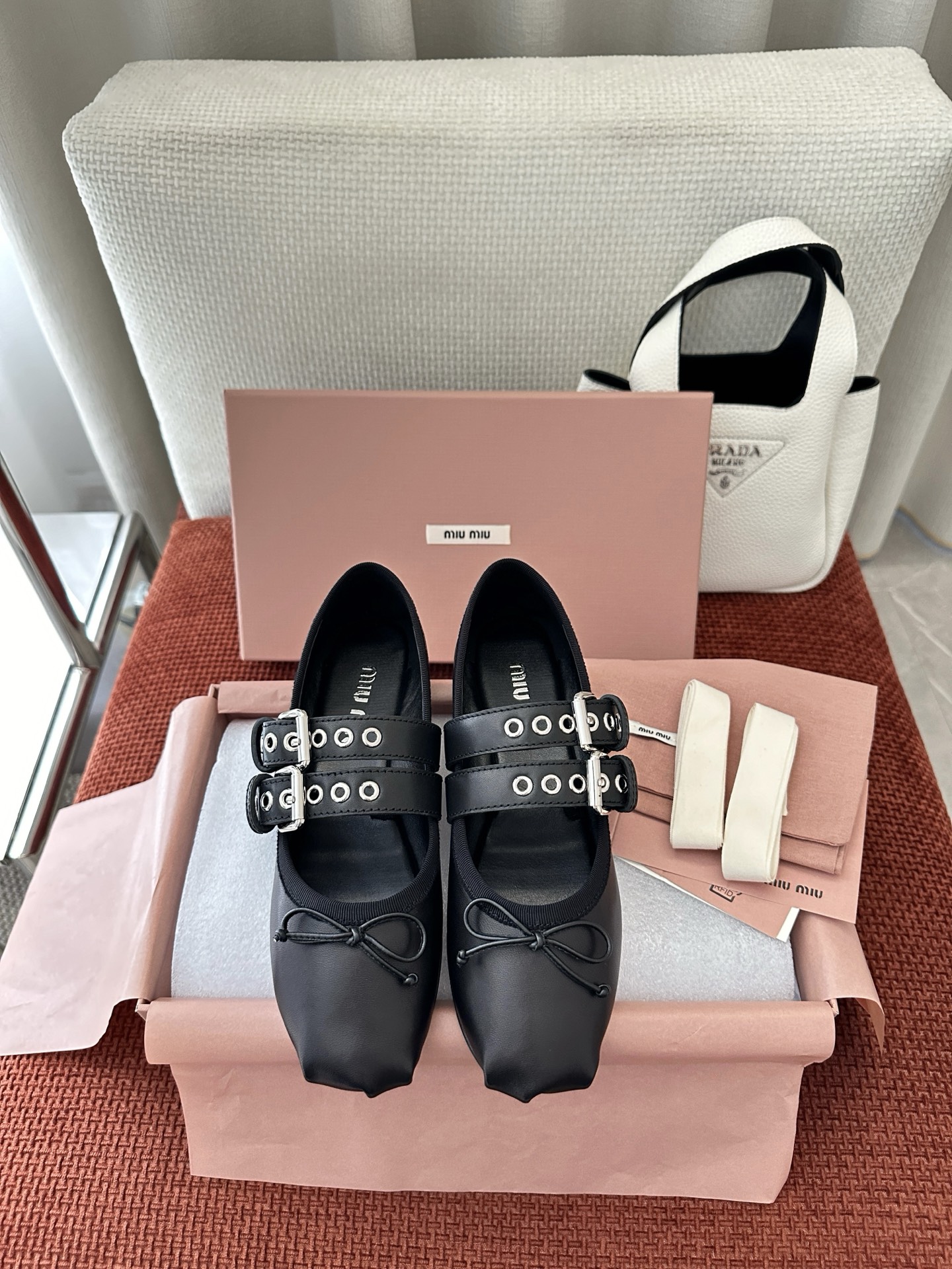NO:782698,Top quality * 26ss leather ballet flats | Original purchasing agent level - black Material and craftsmanship Original Nappa leather/cow leather Original leather lining Upper decorated with leather bow/buckle leather strap Insole decorated with screen printed logo Rubber sole Size35-40, ballet shoes, flats, cowhide19860909顶级品质 * 26ss皮革芭蕾舞平底鞋｜原版购入代购级别 -黑色 材质与工艺 原版Nappa皮革/牛皮革 原版皮革衬里 鞋面点缀皮革蝴蝶结/搭扣皮革饰带 内底饰有丝网印花徽标 橡胶鞋底 Size35-40,芭蕾舞鞋,flats,cowhide,Women's Shoes