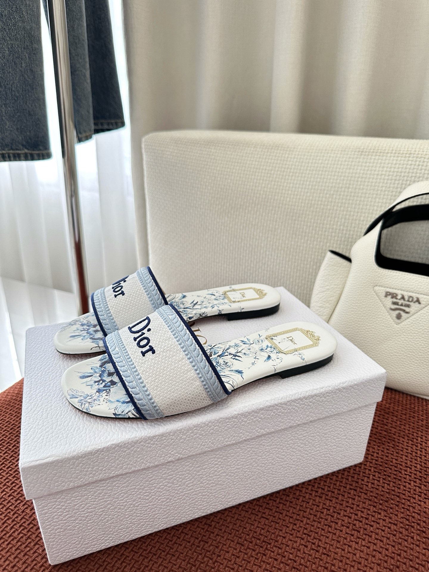 NO:782694,Flat drag, medium heel * 26ss floral series cotton embroidered sandals｜Original purchasing agent level - light blue flat bottom Materials and craftsmanship Original cotton upper Lining sheepskin Upper decorated with brand logo embroidery Custom dyed pattern leather lining Flat bottom/3.5cm cylindrical heel Genuine leather sole engraved with brand lucky star symbol Size35-41, slippers, slippers, sheepskin19860909平拖 中跟 * 26ss花卉系列棉质刺绣凉拖｜原版购入代购级别 -浅蓝平底 材料与工艺 原版棉质鞋面 里料羊皮革 鞋面饰以品牌标志刺绣 定染图案皮革内里 平底/3.5cm圆柱鞋跟 真皮鞋底镌刻品牌幸运星符号 Size35-41,拖鞋,slippers,sheepskin,Women's Shoes