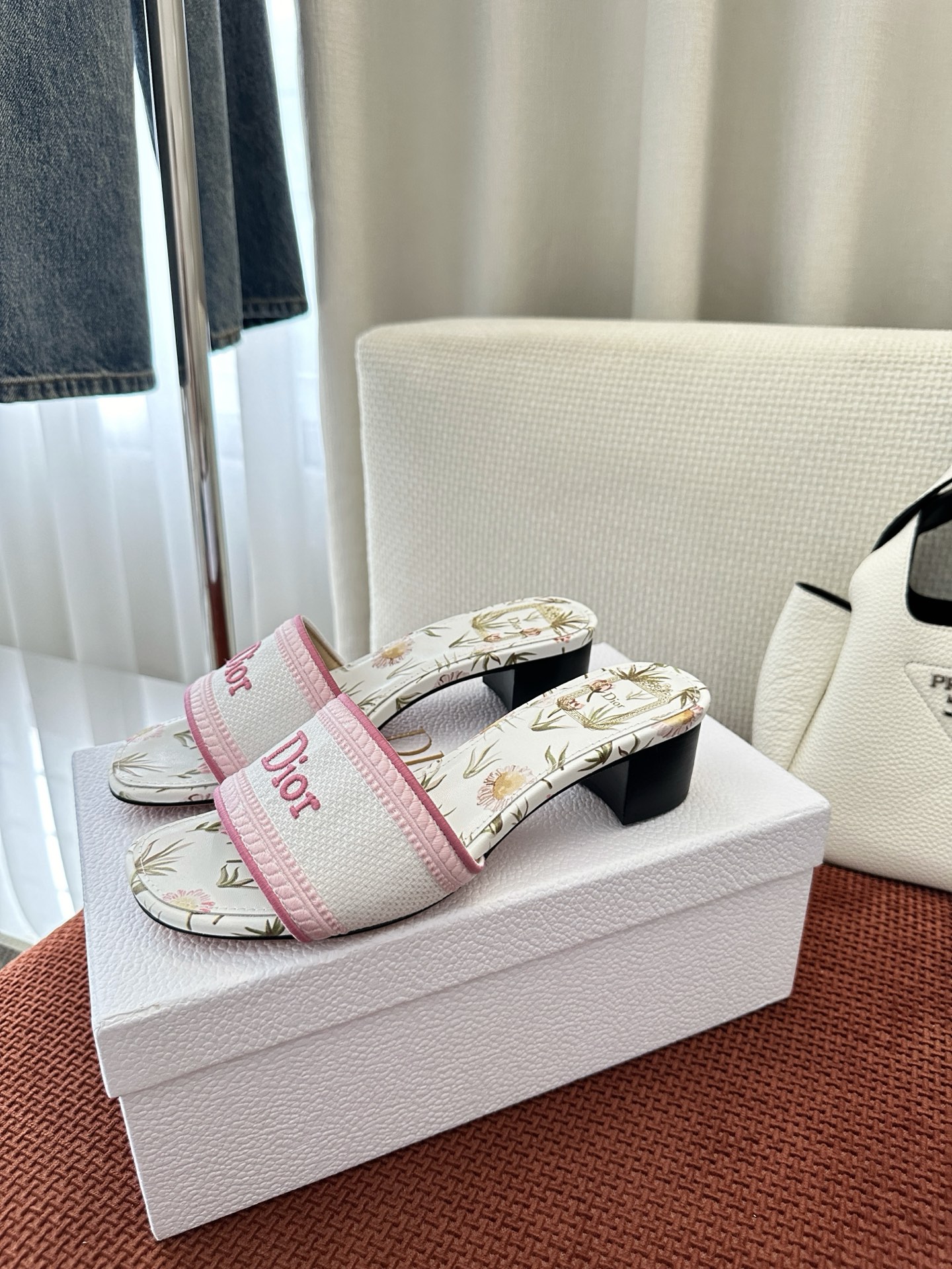 NO:782670,Flat drag, medium heel * 26ss floral series cotton embroidered sandals | Original purchasing agent level - pink thick heel Materials and craftsmanship Original cotton upper Lining sheepskin Upper decorated with brand logo embroidery Custom dyed pattern leather lining Flat bottom/3.5cm cylindrical heel Genuine leather sole engraved with brand lucky star symbol Size35-41, slippers, slippers, sheepskin19860909平拖 中跟 * 26ss花卉系列棉质刺绣凉拖｜原版购入代购级别 -粉色粗跟 材料与工艺 原版棉质鞋面 里料羊皮革 鞋面饰以品牌标志刺绣 定染图案皮革内里 平底/3.5cm圆柱鞋跟 真皮鞋底镌刻品牌幸运星符号 Size35-41,拖鞋,slippers,sheepskin,Women's Shoes