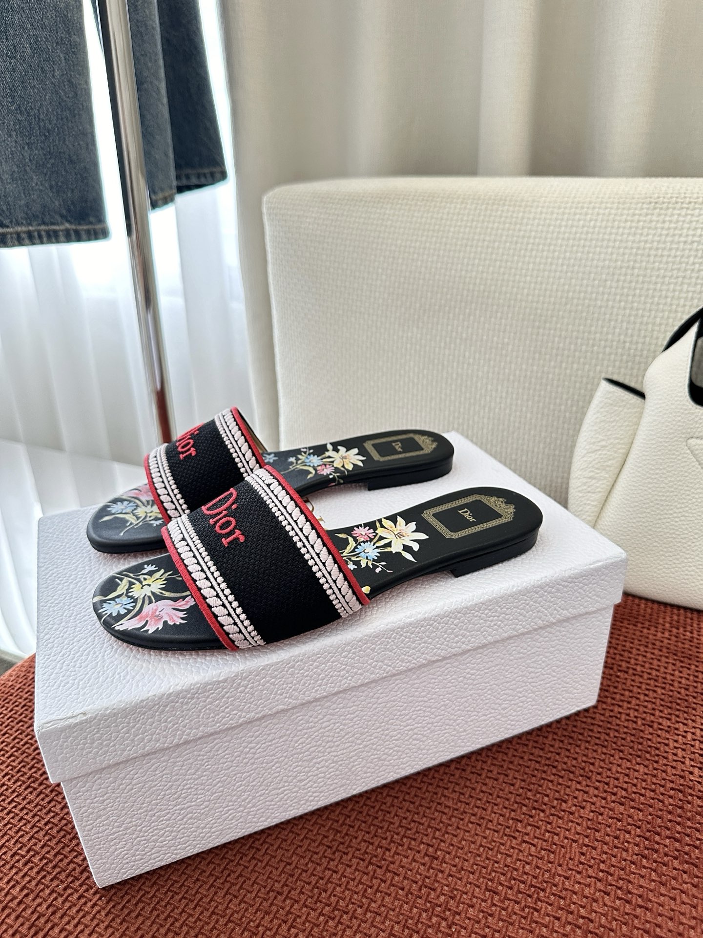 NO:782665,Flat drag, medium heel * 26ss floral series cotton embroidered sandals｜Original purchasing agent level - black flat bottom Materials and craftsmanship original cotton upper, lining sheepskin, upper decorated with brand logo embroidery, dyeing pattern leather lining, flat bottom/3.5cm cylindrical heel, genuine leather sole engraved with brand lucky star symbol Size35-41, slippers, slippers, sheepskin19860909平拖 中跟 * 26ss花卉系列棉质刺绣凉拖｜原版购入代购级别 -黑色平底 材料与工艺 原版棉质鞋面 里料羊皮革 鞋面饰以品牌标志刺绣 定染图案皮革内里 平底/3.5cm圆柱鞋跟 真皮鞋底镌刻品牌幸运星符号 Size35-41,拖鞋,slippers,sheepskin,Women's Shoes