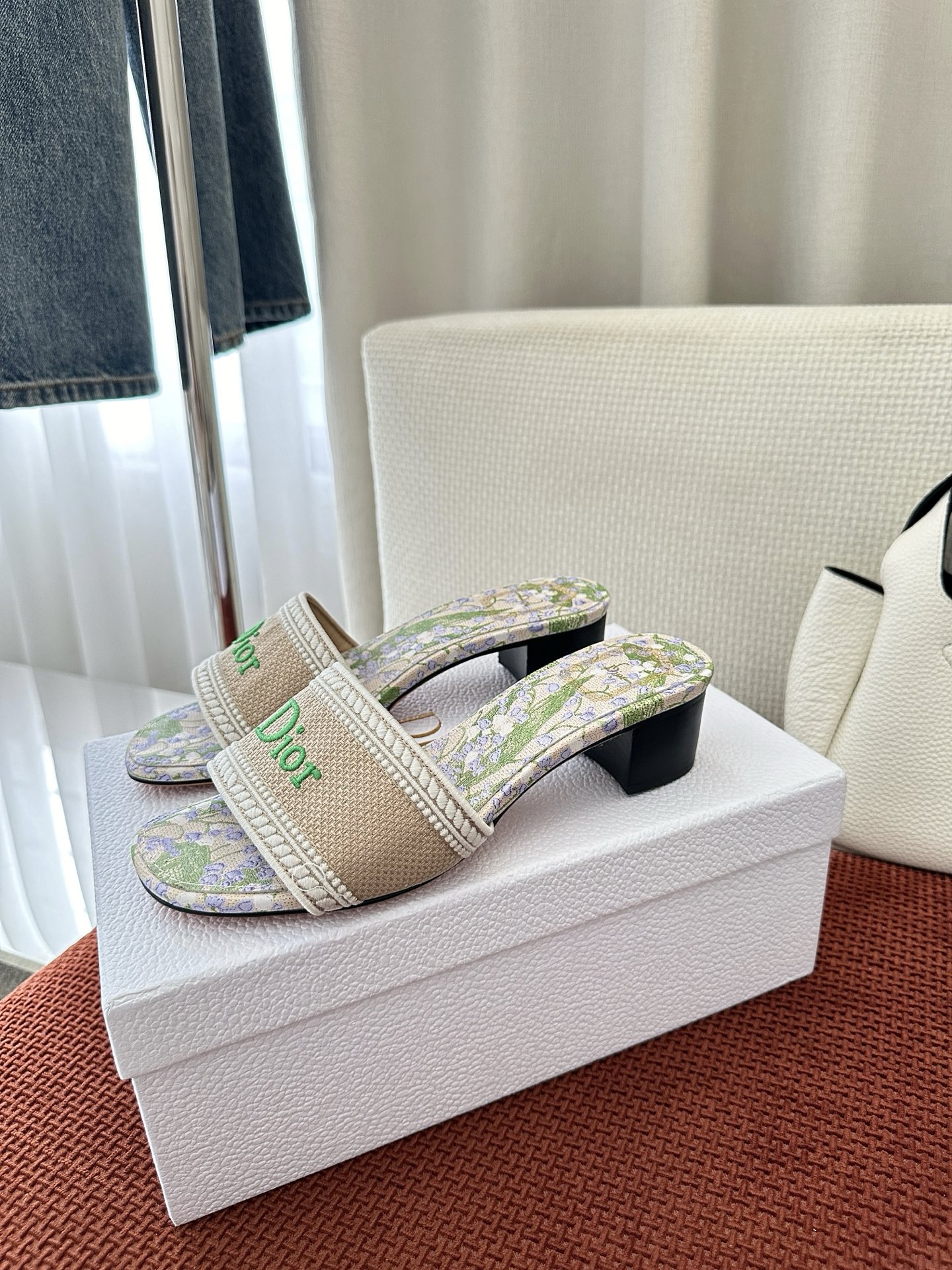 NO:782646,Flat slippers, mid-heel * 26ss floral series cotton embroidered sandals｜Original purchasing agent level - green mid-heel Materials and craftsmanship Original cotton upper, lining sheepskin, upper decorated with brand logo embroidery, dyeing pattern leather lining, flat bottom/3.5cm cylindrical heel, genuine leather sole engraved with brand lucky star symbol Size35-41, slippers, slippers, sheepskin19860909平拖 中跟 * 26ss花卉系列棉质刺绣凉拖｜原版购入代购级别 -绿色中跟 材料与工艺 原版棉质鞋面 里料羊皮革 鞋面饰以品牌标志刺绣 定染图案皮革内里 平底/3.5cm圆柱鞋跟 真皮鞋底镌刻品牌幸运星符号 Size35-41,拖鞋,slippers,sheepskin,Women's Shoes