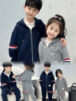 Tenue frère et sœur en stock, capuche à fermeture éclair bidirectionnelle TB, haut du corps classique avec sangles de bras, super sympa, même style pour les garçons et les filles. Plus je le regarde, plus j'en tombe amoureux. 1 Tenue frère et sœur en stock, capuche à fermeture éclair bidirectionnelle TB, haut du corps classique avec sangles de bras, super sympa, même style pour les garçons et les filles. Plus je le regarde, plus j’en tombe amoureux.