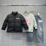 Nouveautés vestes, sweat-shirts et jeans en coton 24 nouveaux motifs ondulés Balenciaga sur le devant et dans le dos avec des lettres logo fortement brodées, des vestes et vestes en coton à la mode et plus polyvalentes, agréables au toucher, légères et chaudes, les détails sont bien conçus, les mêmes style pour garçons et filles. Numéro de code 100-160 1 Nouveautés vestes, sweat-shirts et jeans en coton 24 nouveaux motifs ondulés Balenciaga sur le devant et dans le dos avec des lettres logo fortement brodées, des vestes et vestes en coton à la mode et plus polyvalentes, agréables au toucher, légères et chaudes, les détails sont bien conçus, les mêmes style pour garçons et filles. Numéro de code 100-160