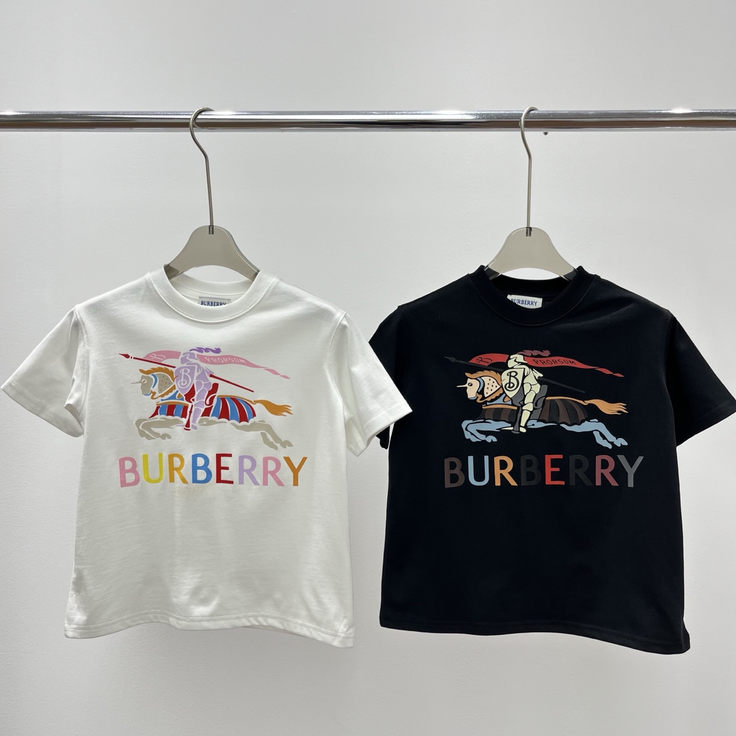 Camiseta de manga corta, nuevo producto, estampado de caballero BU en colores, sinfonía infantil de letras coloridas y …
