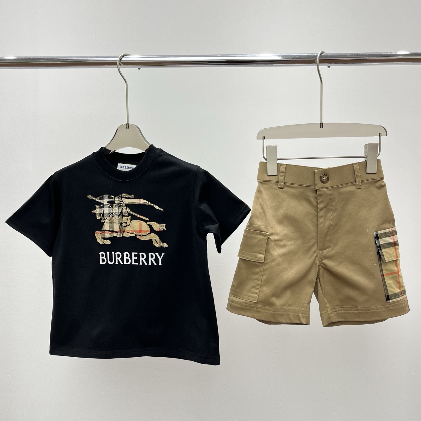 Camiseta de manga corta y pantalones cortos, nuevo producto, camiseta de manga corta BU con caballero bordado…