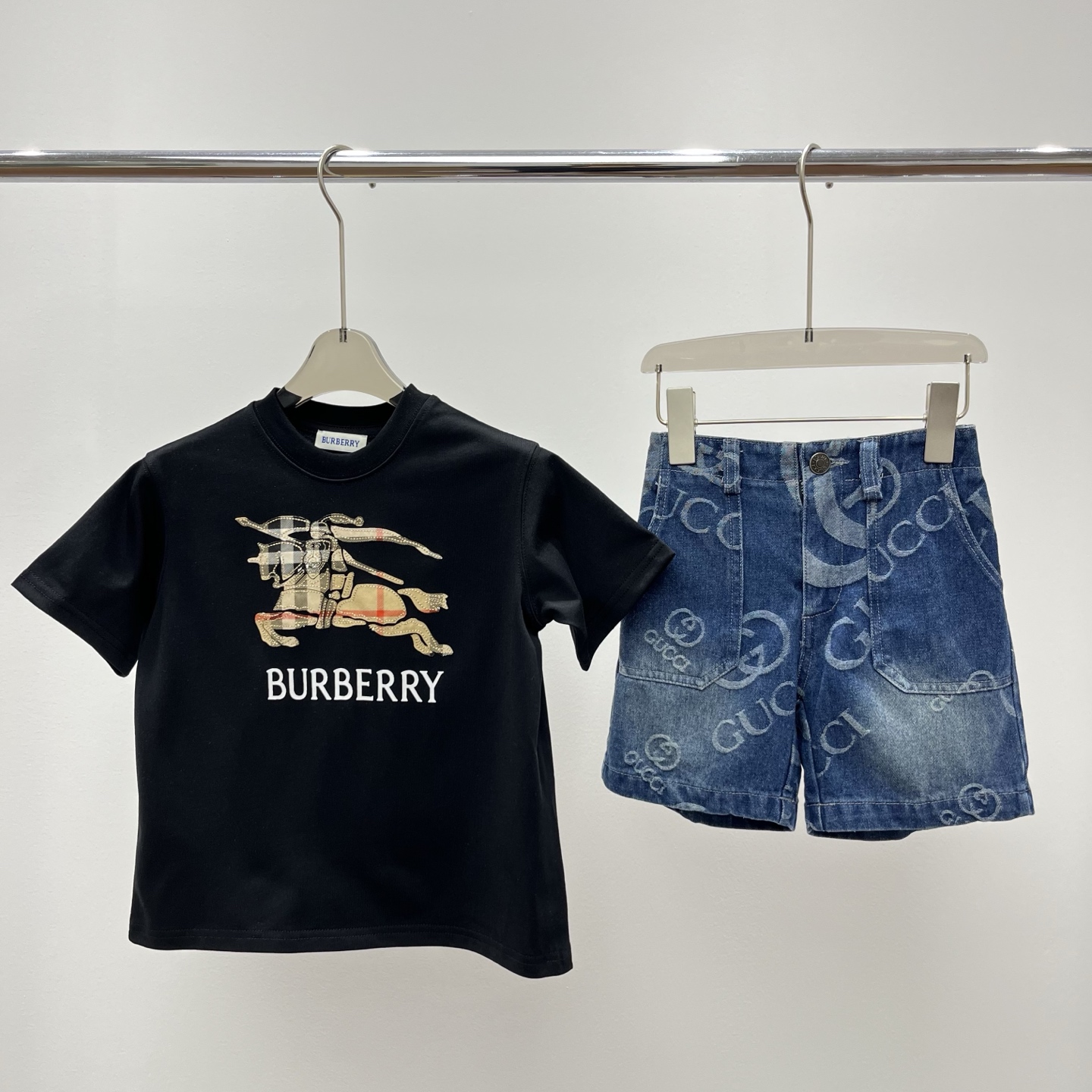 Camiseta de manga corta y jeans, nuevo producto, camiseta de manga corta BU con caballero bordado. El tono profundo res…