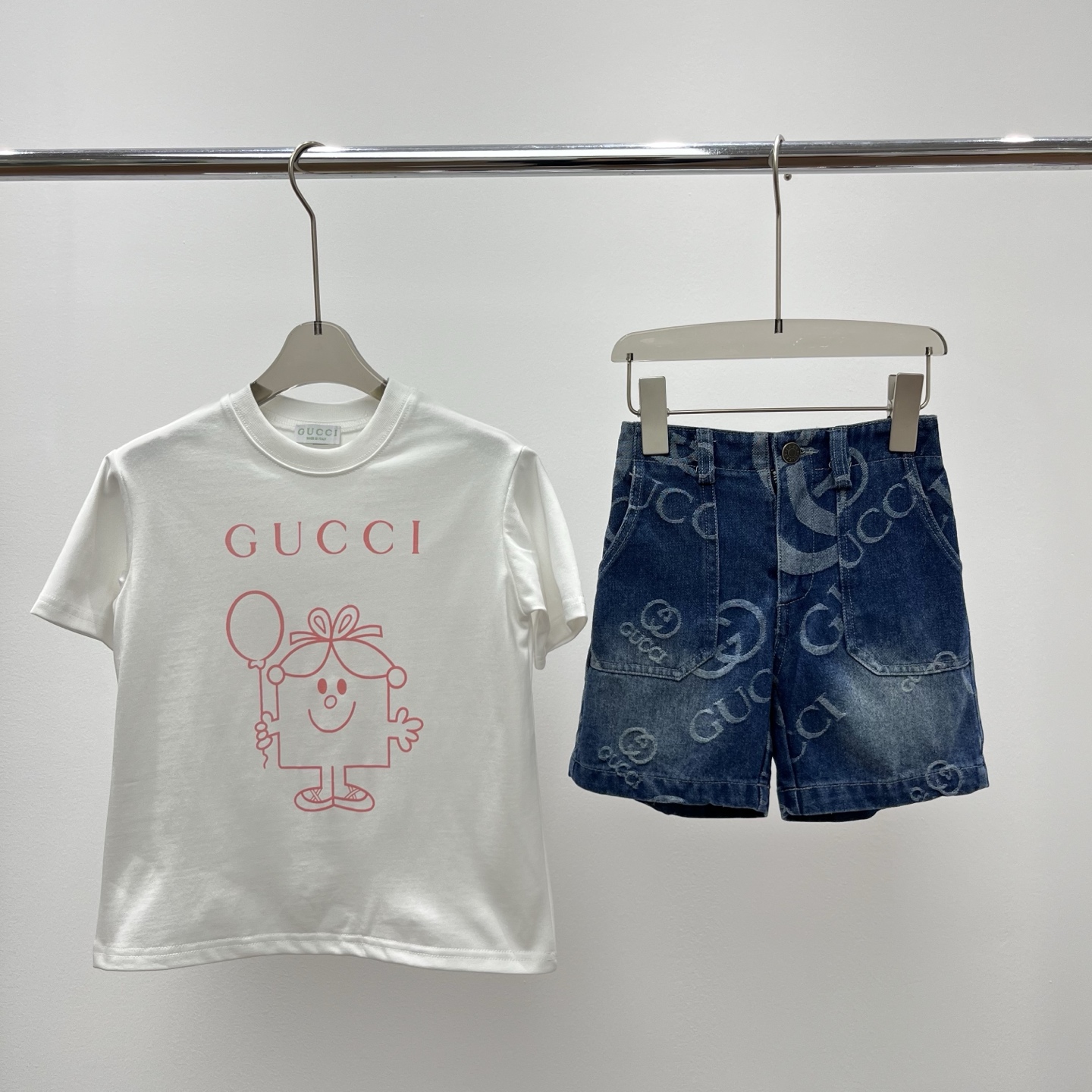 Camiseta de manga corta y pantalones cortos, nuevo producto, colaboración con Little Miss T-shirt GUCCI × el IP infanti…