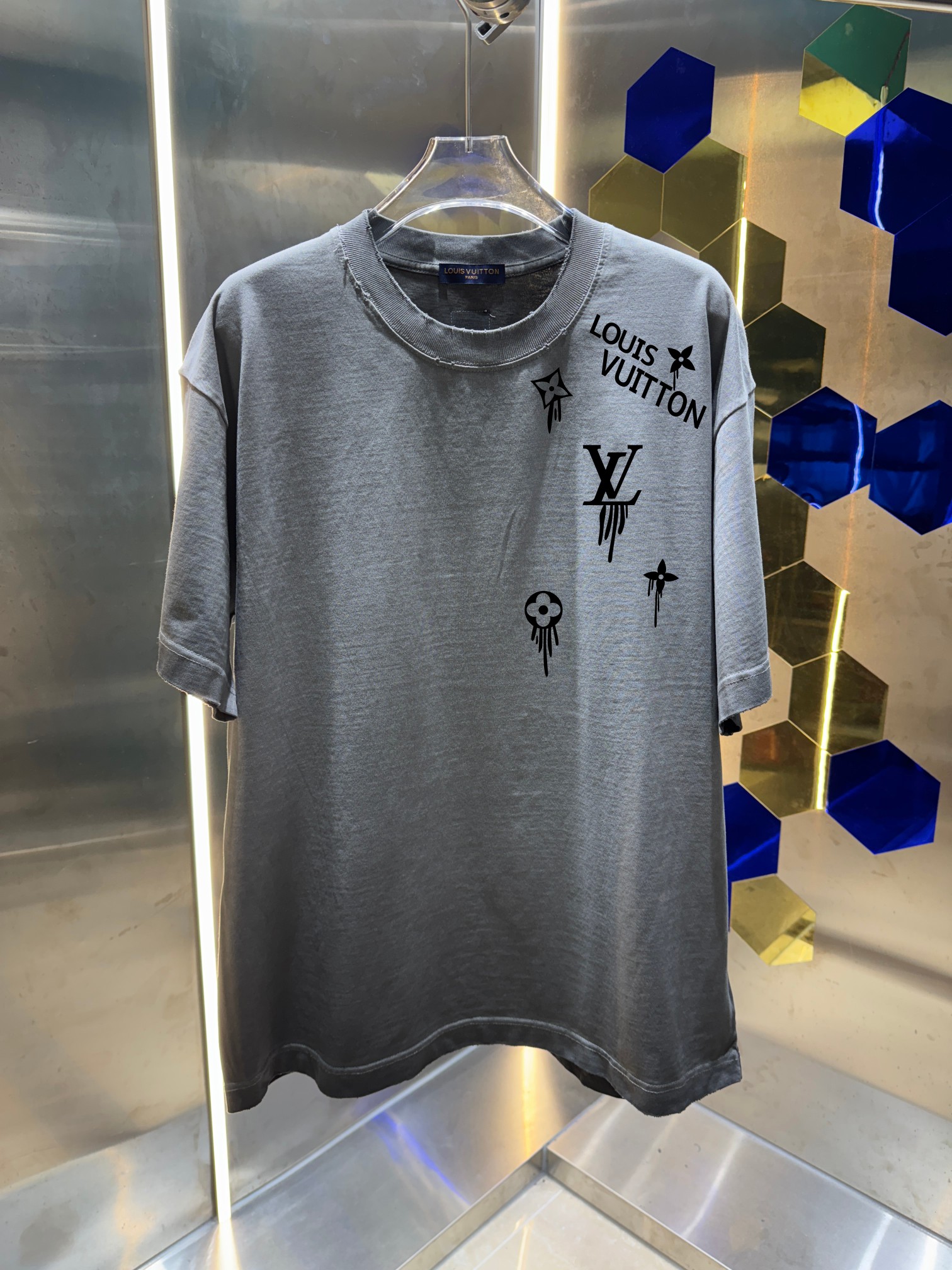 Louis Vuitton LV* 路易*2026春夏新款 洗水磨破320克圆领短袖tee 宽松版