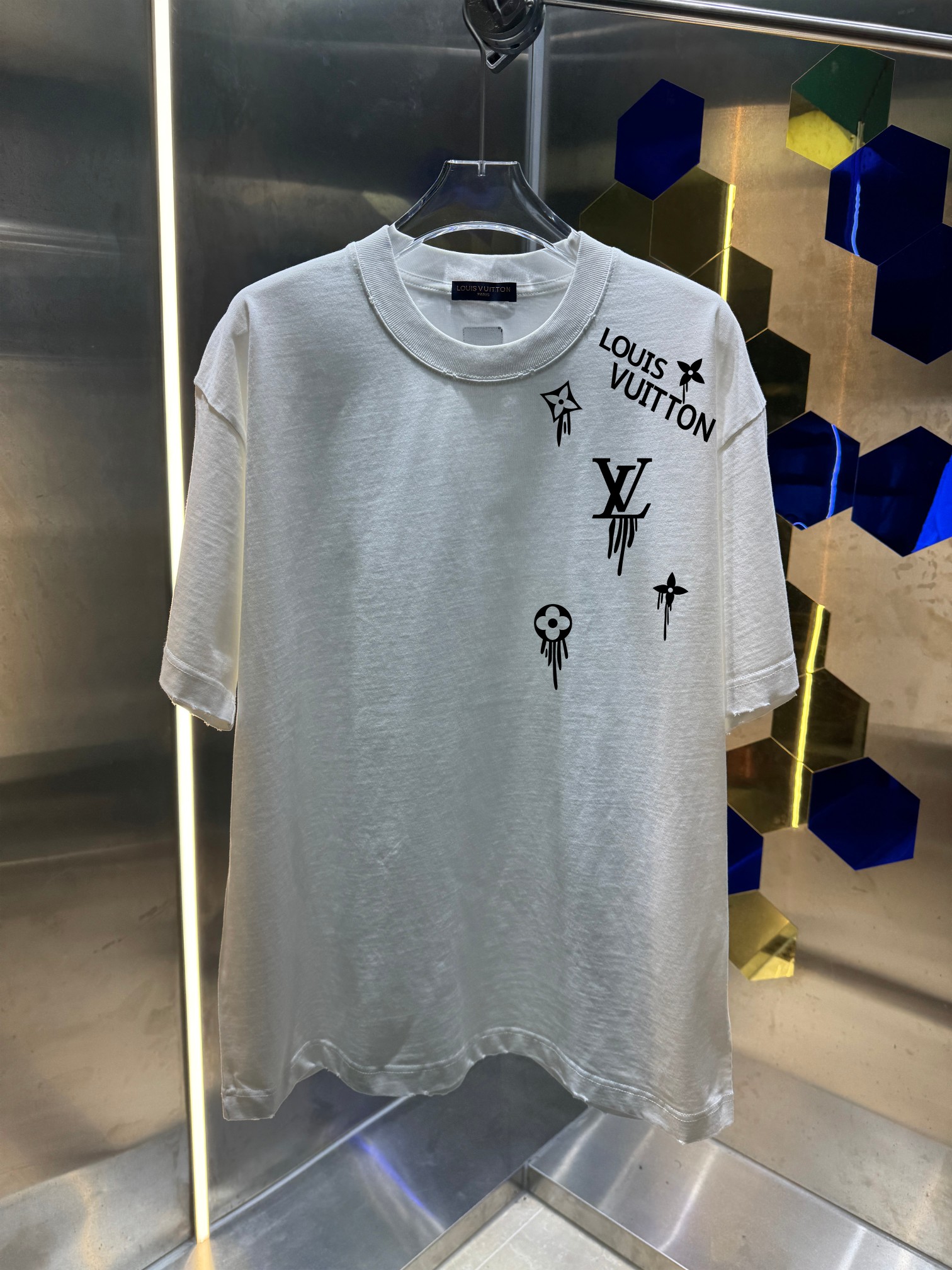 Louis Vuitton LV* 路易*2026春夏新款 洗水磨破320克圆领短袖tee 宽松版