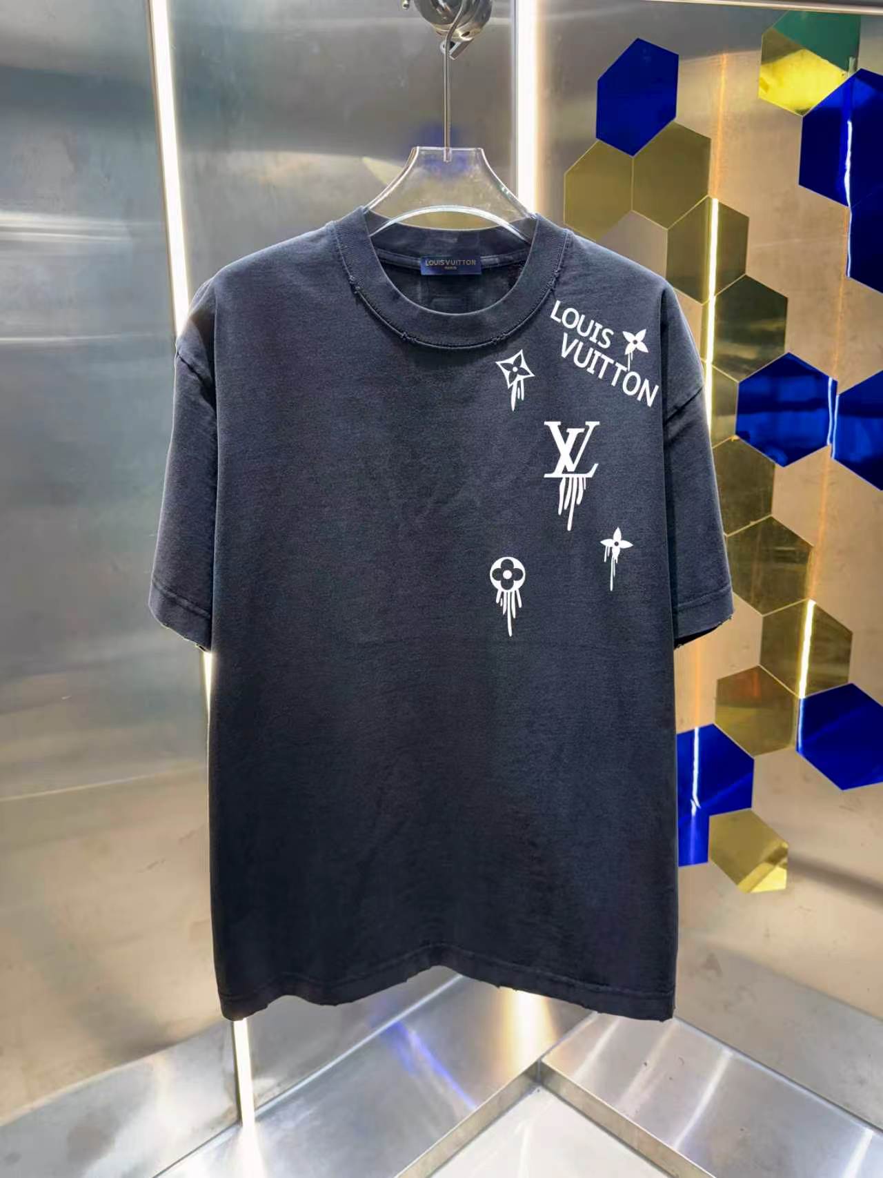 Louis Vuitton LV* 路易*2026春夏新款 洗水磨破320克圆领短袖tee 宽松版