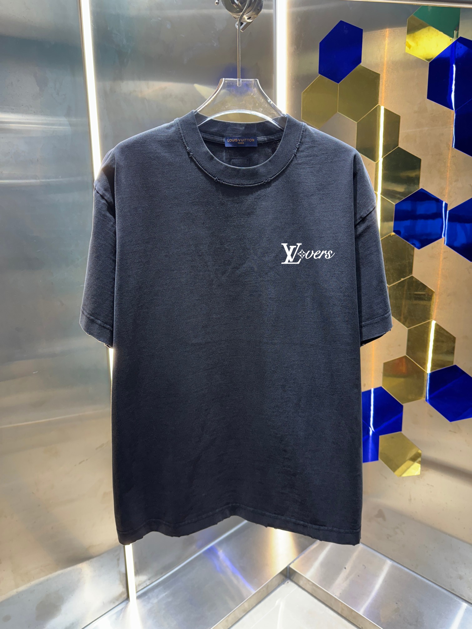 Louis Vuitton LV* 路易*2026春夏新款 洗水磨破320克圆领短袖tee 宽松版