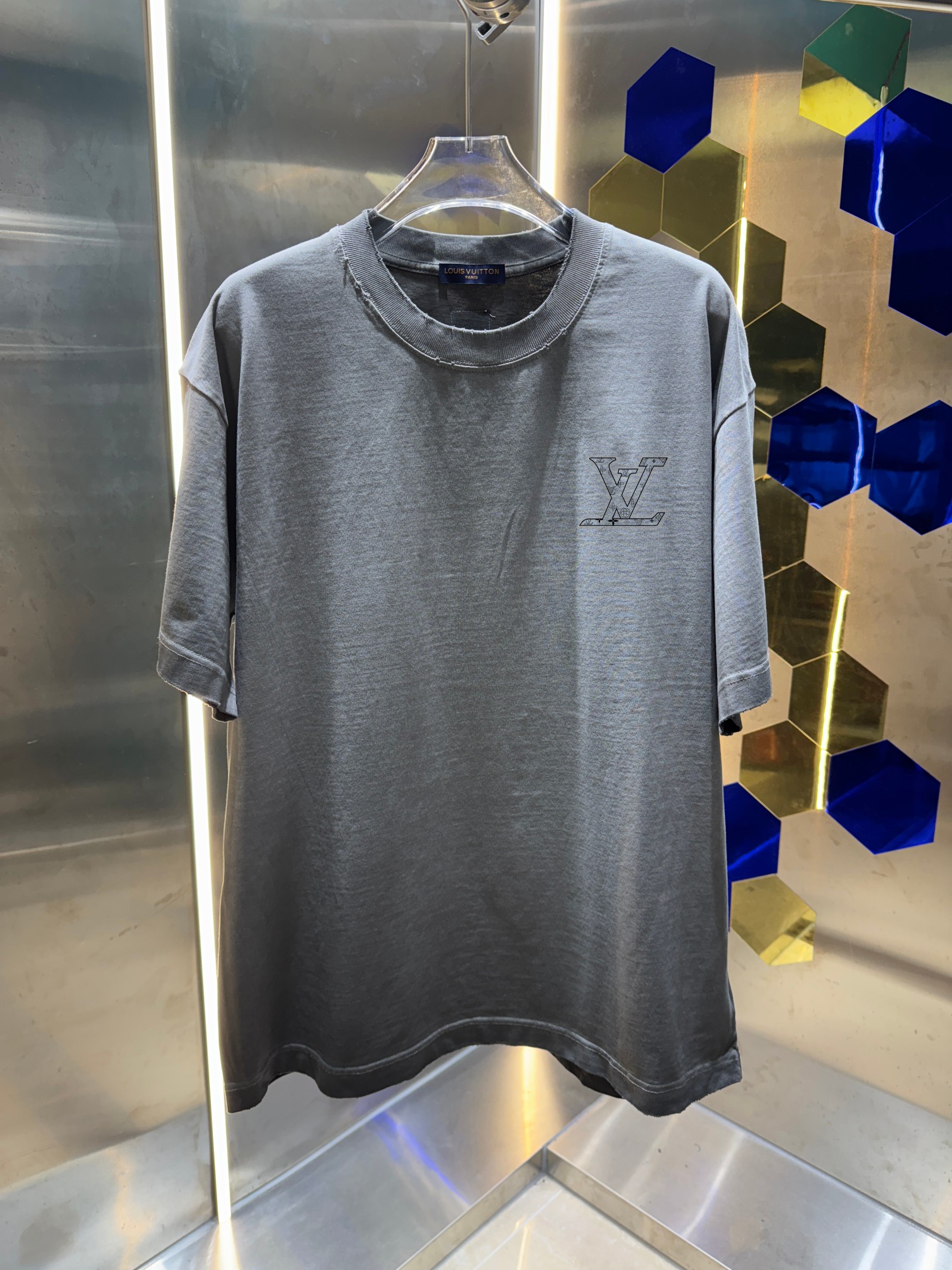 Louis Vuitton LV* 路易*2026春夏新款 洗水磨破320克圆领短袖tee 宽松版
