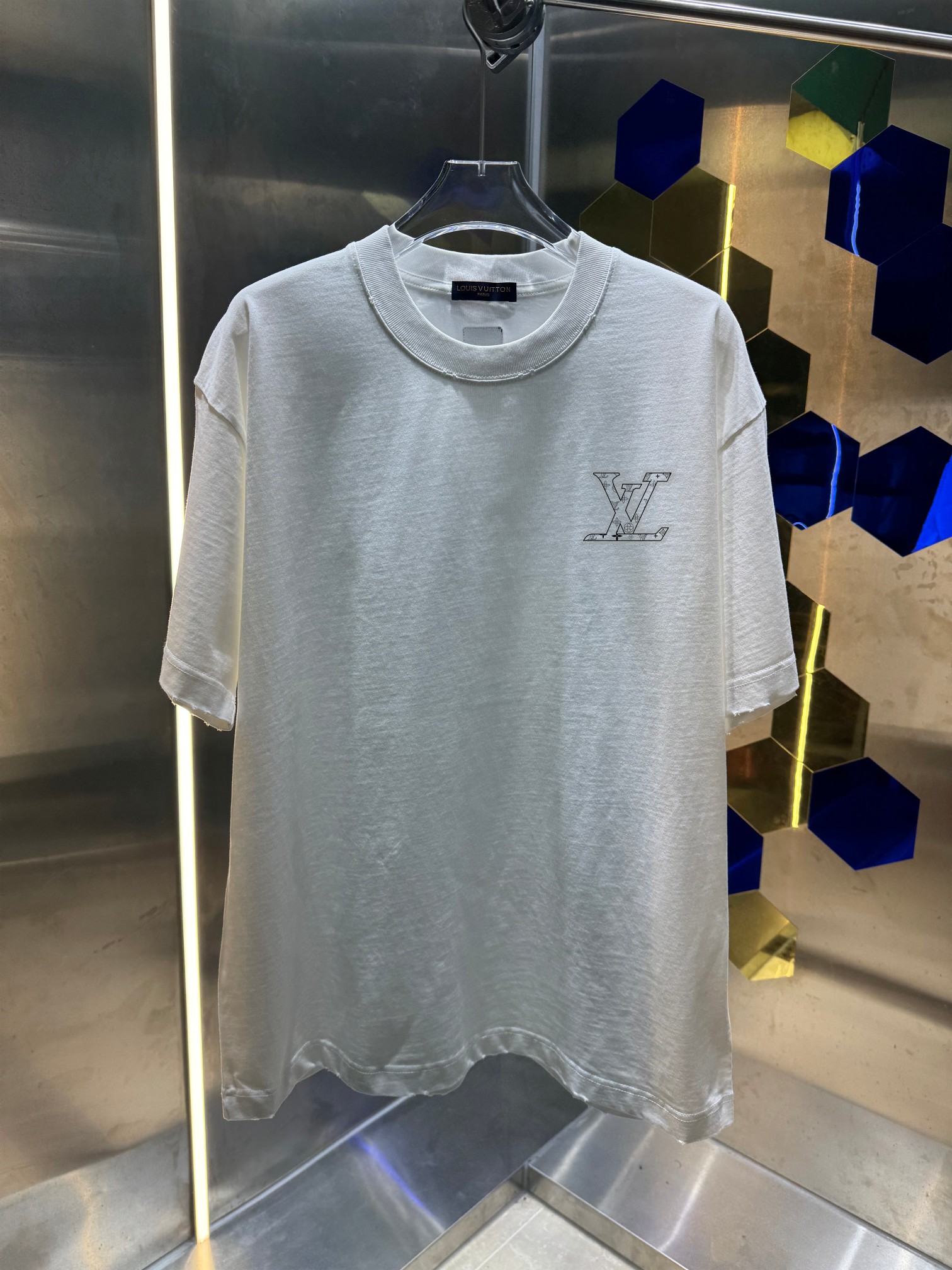 Louis Vuitton LV* 路易*2026春夏新款 洗水磨破320克圆领短袖tee 宽松版