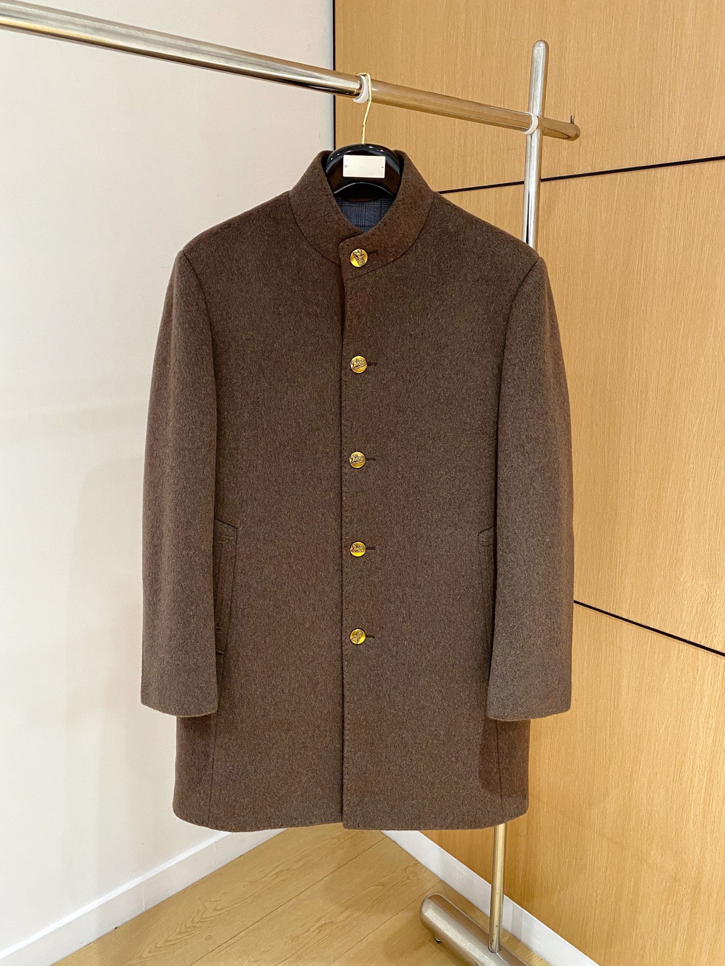 NO:622073,Hermès. The new autumn and winter men's wool Kenshidon coat, the main ingredients are mixed with 80% wool + 10% cashmere + 10% mulberry silk. This coat is a perfect combination of fashion and quality. It is carefully made of Australian imported wool, with unparalleled texture. The softness and warmth of wool bring you the ultimate comfortable experience in autumn and winter. Size M-4XL. Height 175/130 catties. Wear L. Please report your height and weight when placing an order!  ,,hermes,alexander wang19860909爱马仕.秋冬新款男士羊毛肯希顿大衣,主要成份羊毛80+羊绒10+桑蚕丝10混成.这款大衣堪称时尚与品质的完美结合.它采用澳洲进口羊毛精心打造,质感无与伦比.羊毛的柔软与温暖,为您在秋冬季节带来极致的舒适体验.码数M-4XL. 身高175/130斤.穿L.下单报身高体重！,,hermes,alexander wang,Men's clothing