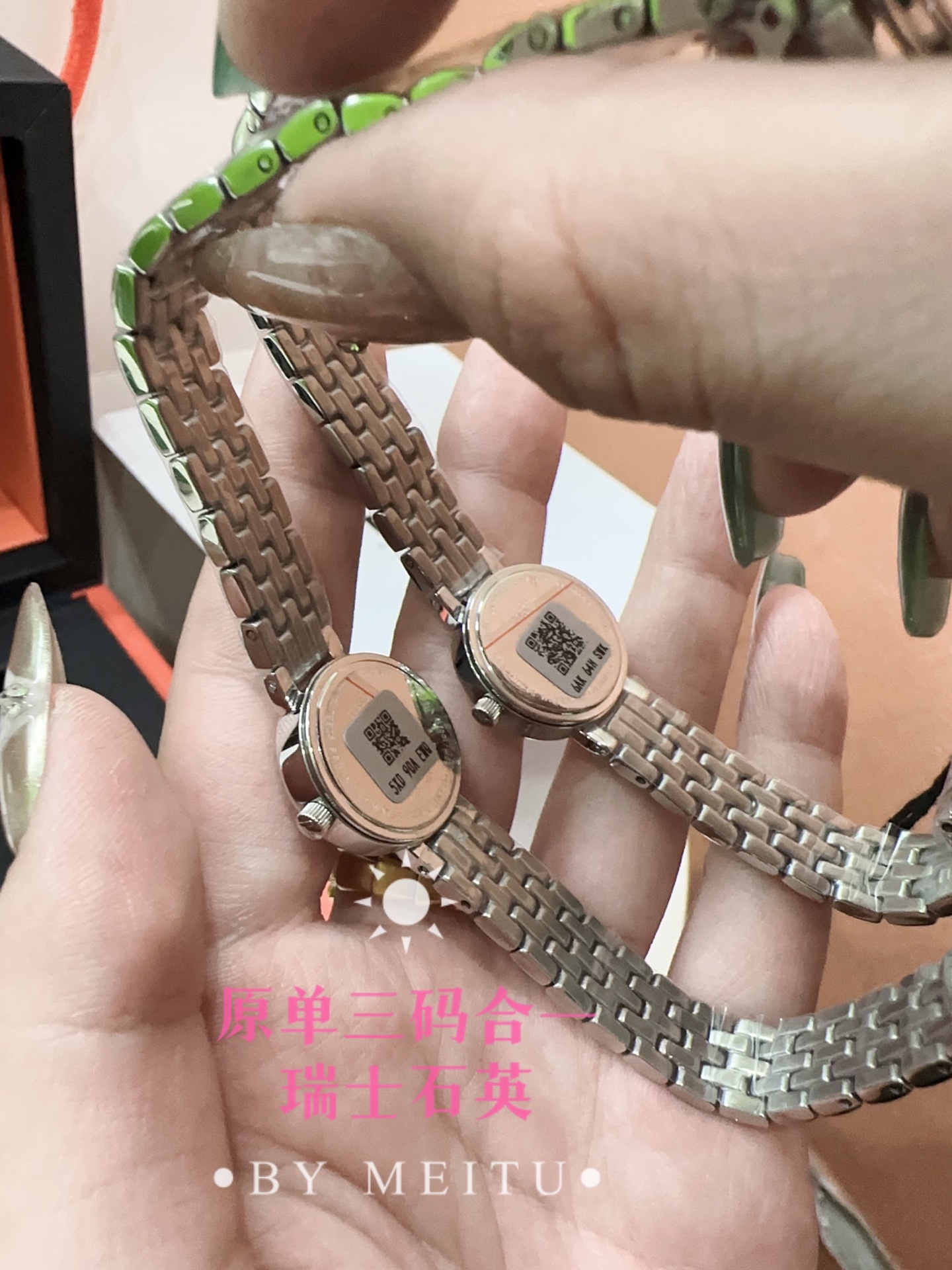 💰白320 金玫340 皮钢同价
🆕2023年独家新款!🌹🌹
天梭小可爱系列石英女表,该系列腕表绚丽夺目,以小巧华丽的女性化圆形表壳彰显华贵。表带可作为首饰宽松的进行佩戴,令您闪耀迷人光芒,该表诠释了“可爱”一词,同时散发着无法抵抗的魅力。全玫瑰金壳/纯钢色两色可选。白贝母面表盘,面玻璃外边缘做了劈花处理,更加时尚潮流!316钢表带,表盘直径为19.5mm,IP电钢带款现货。进口石英机芯,好品质,欢迎下单!原单三码合一出🥰❤️