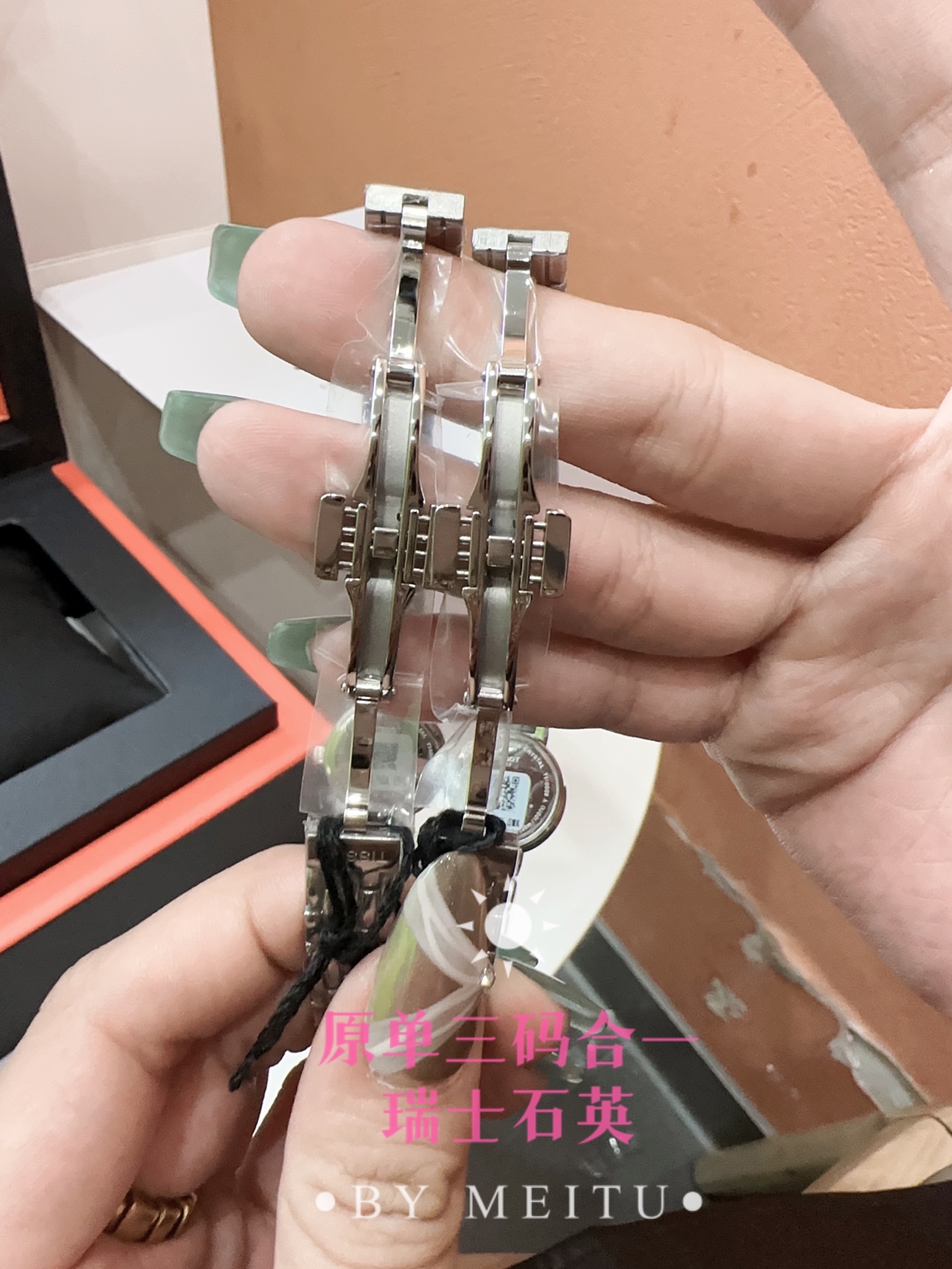 💰白320 金玫340 皮钢同价
🆕2023年独家新款!🌹🌹
天梭小可爱系列石英女表,该系列腕表绚丽夺目,以小巧华丽的女性化圆形表壳彰显华贵。表带可作为首饰宽松的进行佩戴,令您闪耀迷人光芒,该表诠释了“可爱”一词,同时散发着无法抵抗的魅力。全玫瑰金壳/纯钢色两色可选。白贝母面表盘,面玻璃外边缘做了劈花处理,更加时尚潮流!316钢表带,表盘直径为19.5mm,IP电钢带款现货。进口石英机芯,好品质,欢迎下单!原单三码合一出🥰❤️