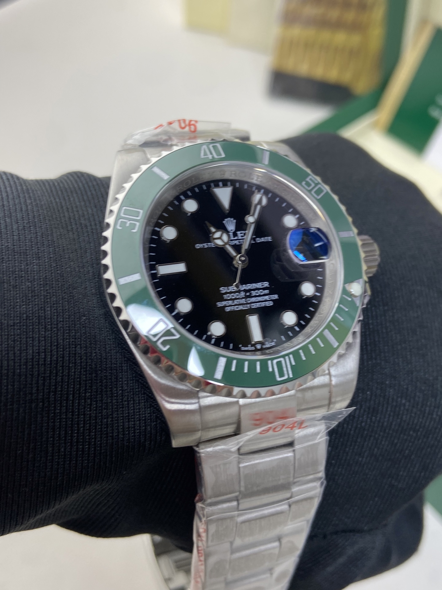 💰450   GR西铁城微调扣加蓝宝石
全新升级版水鬼——夜空中最亮的星内置全新西铁城机芯外观细节与原装一致2024官方同步全新水鬼[色]西铁城水鬼之颠，值此潜航者日历型更星换代之际，同时翻开AD品控对西铁城腕表的更进一步完美诠释！重新定义西铁城腕表的品质价值标准！AD品控将携手各配件精英厂商严查筛选，致力于更进完美的西铁城腕表！此次水鬼细节深究极致、多层品控，具体细节如：
1、大厂表面：业内同级顶尖工厂友情关照之AD水鬼表面，盘面放射纹聚光效果同步原装，盘面logo、字体放心媲美原装，刻度圆角打磨工艺细腻极致！刻度重金填充进口夜光粉，放大镜检测圆润饱满，超强夜光效果、持久性强⚠️ 夜光下刻度纯净不掺杂半点污渍，欢迎对比各大厂及原装
2、原装日历：市场唯一修正西铁城机芯原始日历字体，同级唯一日历字体同正品一致⚠️ 请用放大镜对比日历字体细节！镀蓝膜放大镜其放大倍数、与表壳间距等细节同级唯一同步原装
3、三码合一：全网独家同原装出货附件，即手表、保修卡、吊牌三项型号、编号一致，且无重复
4、原版圈口：陶瓷圈乳白色夜明珠超强夜光，夜光效果以及非夜光常态色泽均与原版一致；圈口刻度按顶尖工艺水银填充，同级首创
5、机芯保障：AD厂自专注西铁城机芯以来，承诺杜绝旧机后，无一例疑似掺杂旧机，以次充好的现象！AD品控将同步筛选机芯，出厂调试！
⚠️ 请认准AD出品独家品质