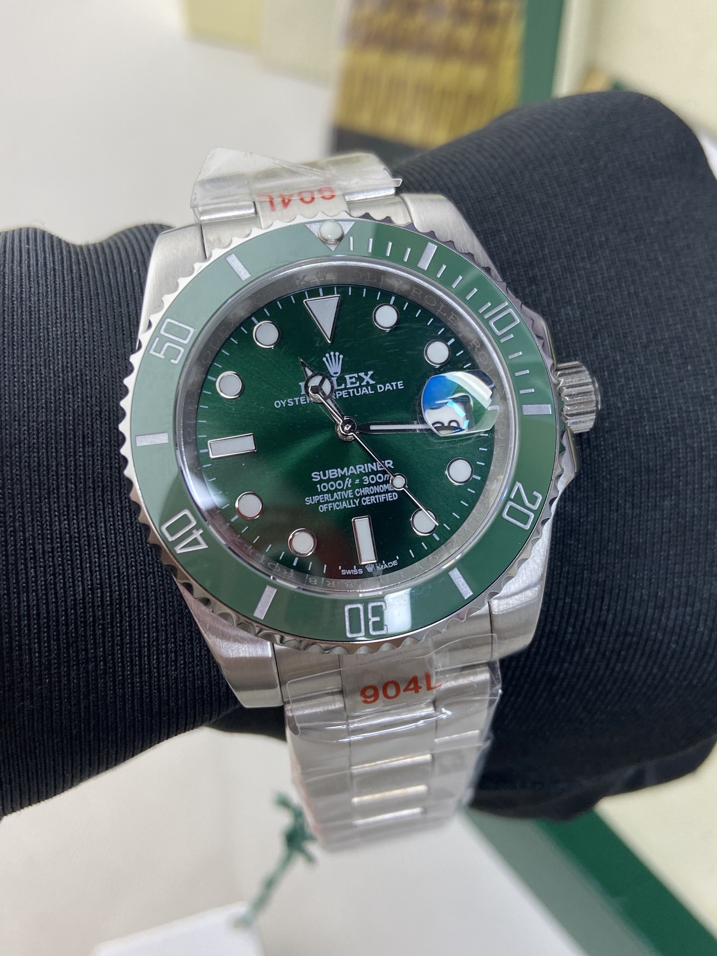 💰450，GR西铁城微调扣加蓝宝石 全新升级版水鬼——夜空中最亮的星内置全新西铁城机芯外观细节与原装一致2024官方同步全新水鬼[色]西铁城水鬼之颠，值此潜航者日历型更星换代之际，同时翻开AD品控对西铁城腕表的更进一步完美诠释！重新定义西铁城腕表的品质价值标准！AD品控将携手各配件精英厂商严查筛选，致力于更进完美的西铁城腕表！此次水鬼细节深究极致、多层品控，具体细节如： 1、大厂表面：业内同级顶尖工厂友情关照之AD水鬼表面，盘面放射纹聚光效果同步原装，盘面logo、字体放心媲美原装，刻度圆角打磨工艺细腻极致！刻度重金填充进口夜光粉，放大镜检测圆润饱满，超强夜光效果、持久性强⚠️ 夜光下刻度纯净不掺杂半点污渍，欢迎对比各大厂及原装 2、原装日历：市场唯一修正西铁城机芯原始日历字体，同级唯一日历字体同正品一致⚠️ 请用放大镜对比日历字体细节！镀蓝膜放大镜其放大倍数、与表壳间距等细节同级唯一同步原装 3、三码合一：全网独家同原装出货附件，即手表、保修卡、吊牌三项型号、编号一致，且无重复 4、原版圈口：陶瓷圈乳白色夜明珠超强夜光，夜光效果以及非夜光常态色泽均与原版一致；圈口刻度按顶尖工艺水银填充，同级首创 5、机芯保障：AD厂自专注西铁城机芯以来，承诺杜绝旧机后，无一例疑似掺杂旧机，以次充好的现象！AD品控将同步筛选机芯，出厂调试！ ⚠️ 请认准AD出品独家品质