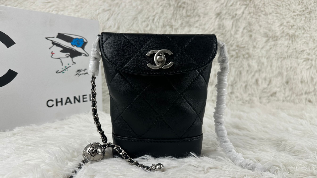 Chanel Crossbody & Shoulder Bags Genuine Leather Chains