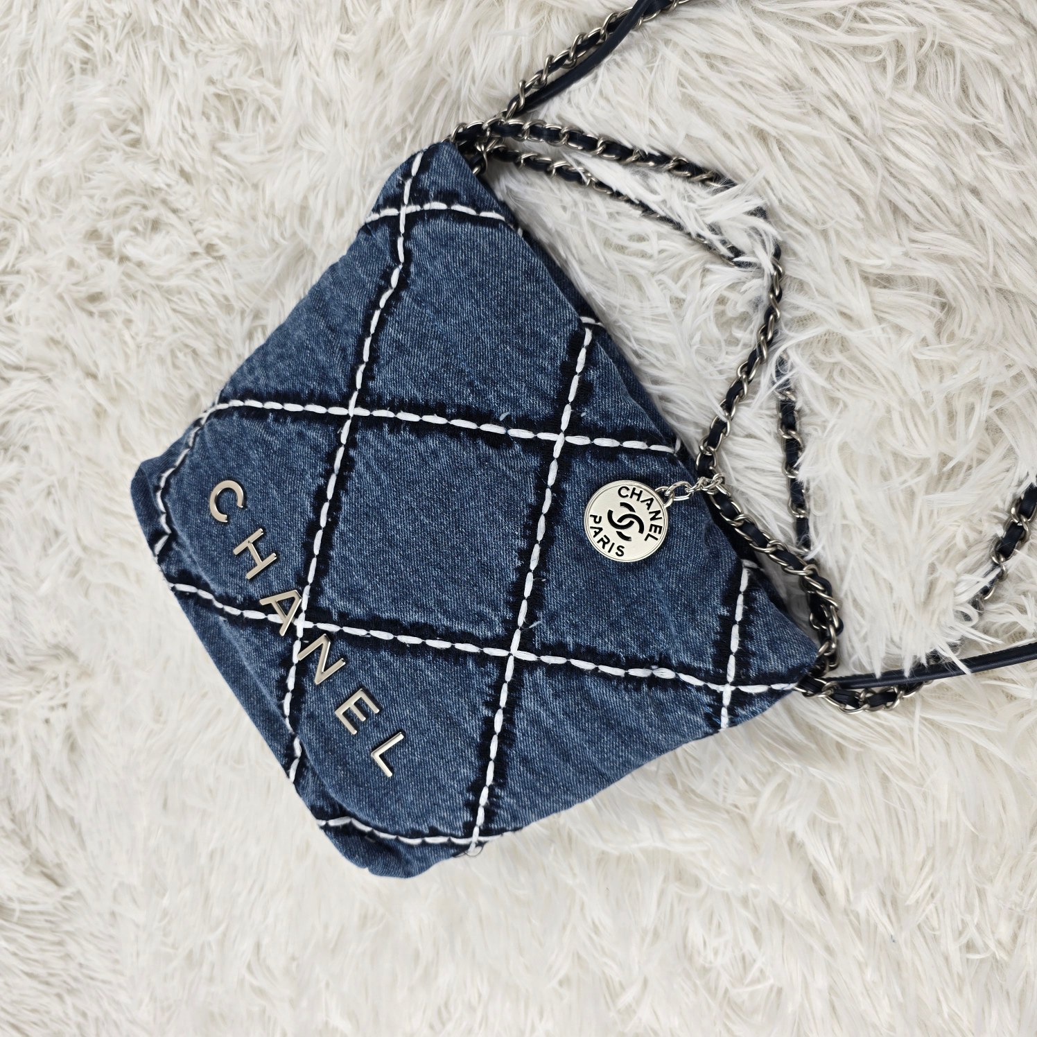 𝐂𝐡𝐚𝐧𝐞𝐥 24P mini 牛仔垃圾袋 
22bag mini |又到了迷恋牛仔的季节开年新款 24bag 牛仔mini有点拿捏到我啦!白色外缝线和蓝色牛仔搭配时髦度爆表SOS 同色系链条加银色五金随性而不失精致~
包包容量完全够用!超级惊喜~
看到这只小mini，已经迫不及待想过夏天啦~
尺寸：20/19/6cm
款号1002迷你号