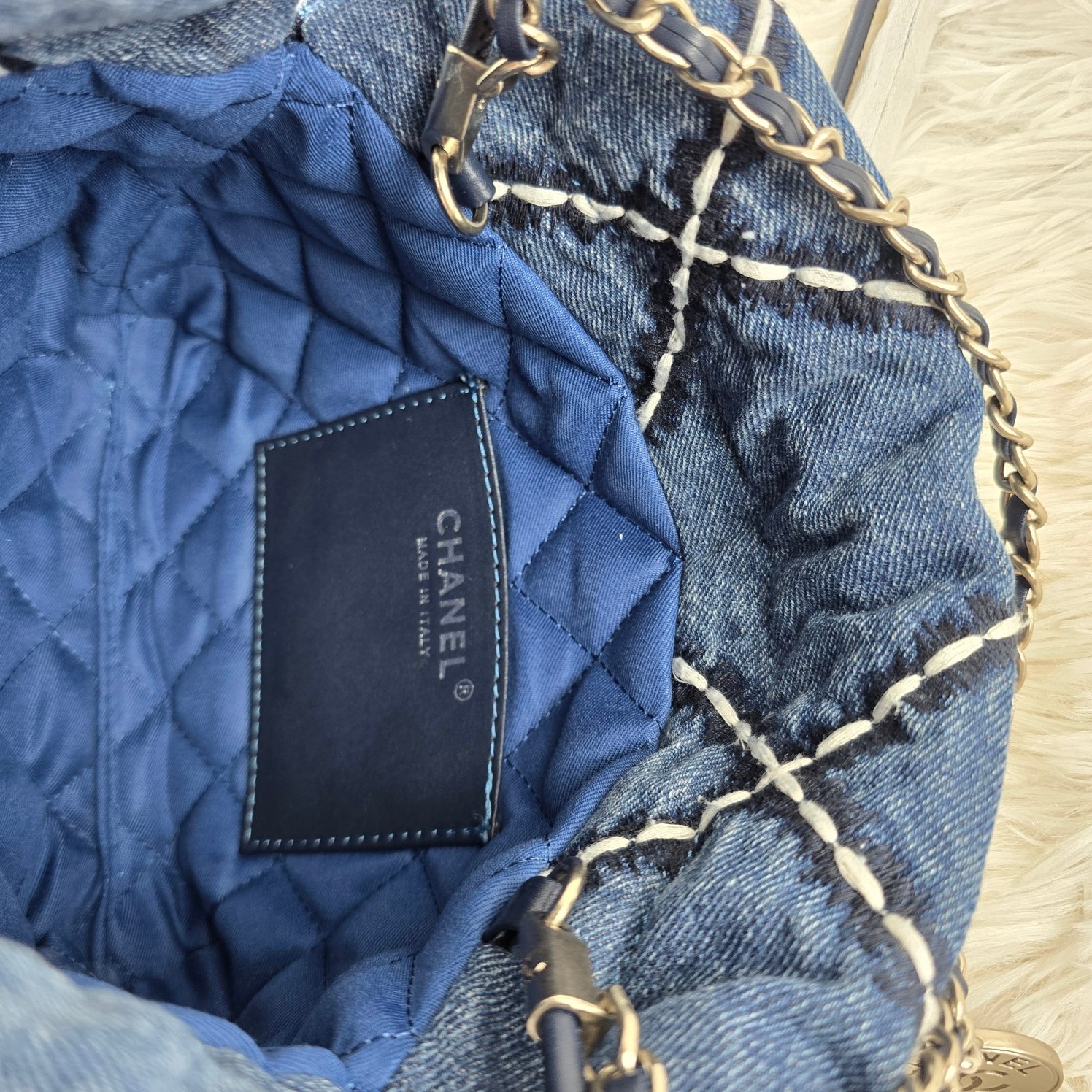 𝐂𝐡𝐚𝐧𝐞𝐥 24P mini 牛仔垃圾袋 
22bag mini |又到了迷恋牛仔的季节开年新款 24bag 牛仔mini有点拿捏到我啦!白色外缝线和蓝色牛仔搭配时髦度爆表SOS 同色系链条加银色五金随性而不失精致~
包包容量完全够用!超级惊喜~
看到这只小mini，已经迫不及待想过夏天啦~
尺寸：20/19/6cm
款号1002迷你号