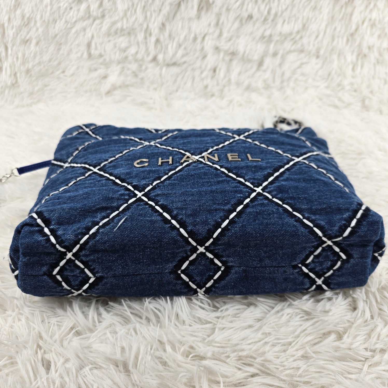 𝐂𝐡𝐚𝐧𝐞𝐥 24P 牛仔垃圾袋
尺寸：35x37x7（cm）
24P春夏 系列又推出了新的牛仔 相比22老款的特别之处主要是包身的渐变视觉，还有大气的大菱格纹 新款的菱格纹充满了巧思!用白色和深蓝色缝线打造，刚好与蓝色包面形成了由浅到深的立体感 仍然是同色系皮穿链条，五金全部是银色，和蓝色真的好搭!时髦儿中透着一丝清冷感
尺寸：35/37/7cm
款号1002小号