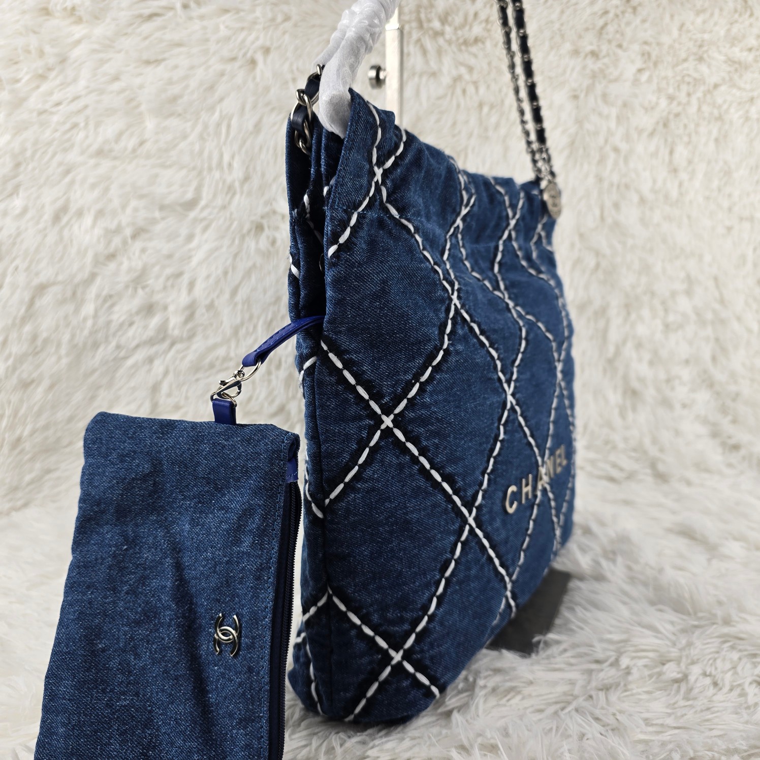 𝐂𝐡𝐚𝐧𝐞𝐥 24P 牛仔垃圾袋
尺寸：35x37x7（cm）
24P春夏 系列又推出了新的牛仔 相比22老款的特别之处主要是包身的渐变视觉，还有大气的大菱格纹 新款的菱格纹充满了巧思!用白色和深蓝色缝线打造，刚好与蓝色包面形成了由浅到深的立体感 仍然是同色系皮穿链条，五金全部是银色，和蓝色真的好搭!时髦儿中透着一丝清冷感
尺寸：35/37/7cm
款号1002小号