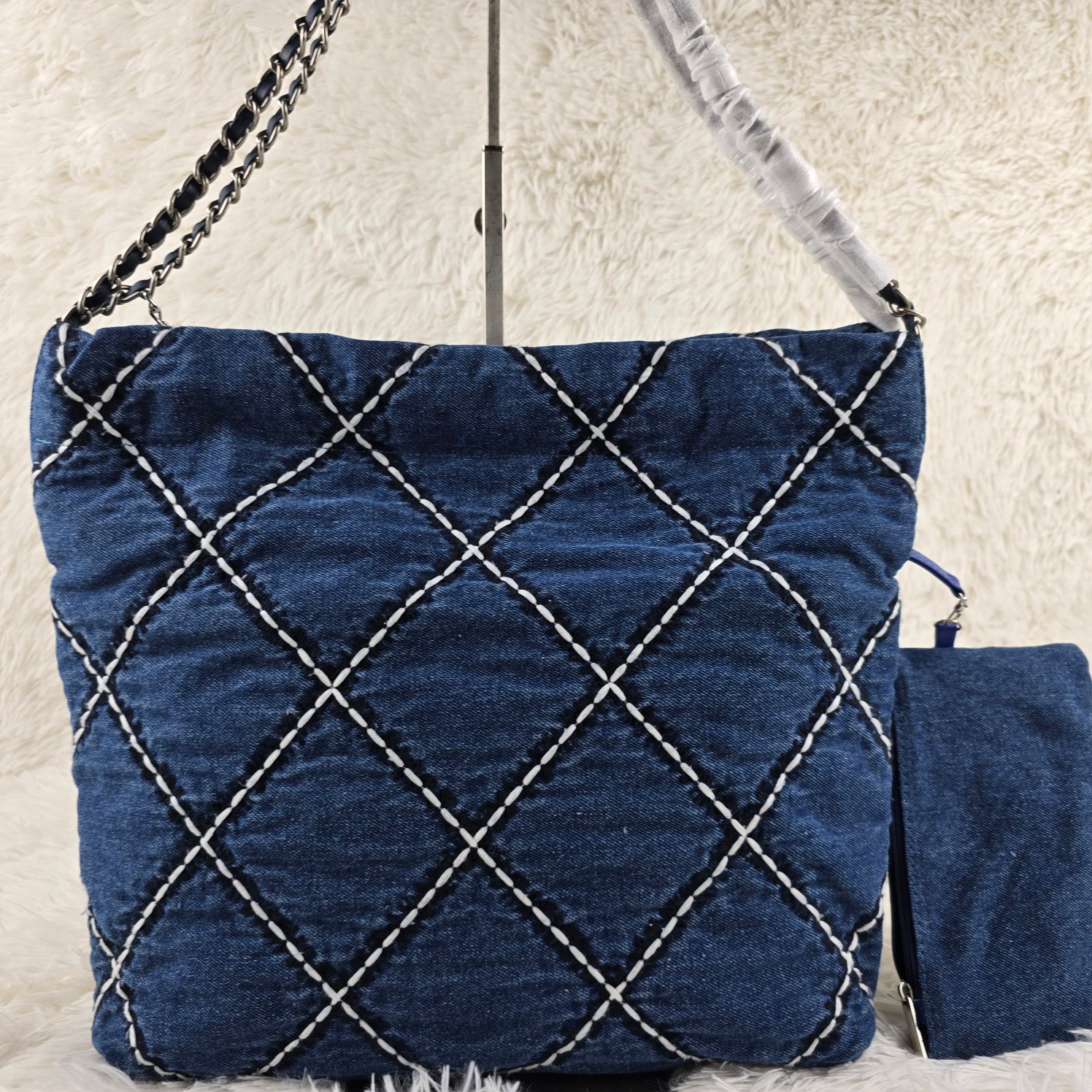 𝐂𝐡𝐚𝐧𝐞𝐥 24P 牛仔垃圾袋
尺寸：35x37x7（cm）
24P春夏 系列又推出了新的牛仔 相比22老款的特别之处主要是包身的渐变视觉，还有大气的大菱格纹 新款的菱格纹充满了巧思!用白色和深蓝色缝线打造，刚好与蓝色包面形成了由浅到深的立体感 仍然是同色系皮穿链条，五金全部是银色，和蓝色真的好搭!时髦儿中透着一丝清冷感
尺寸：35/37/7cm
款号1002小号