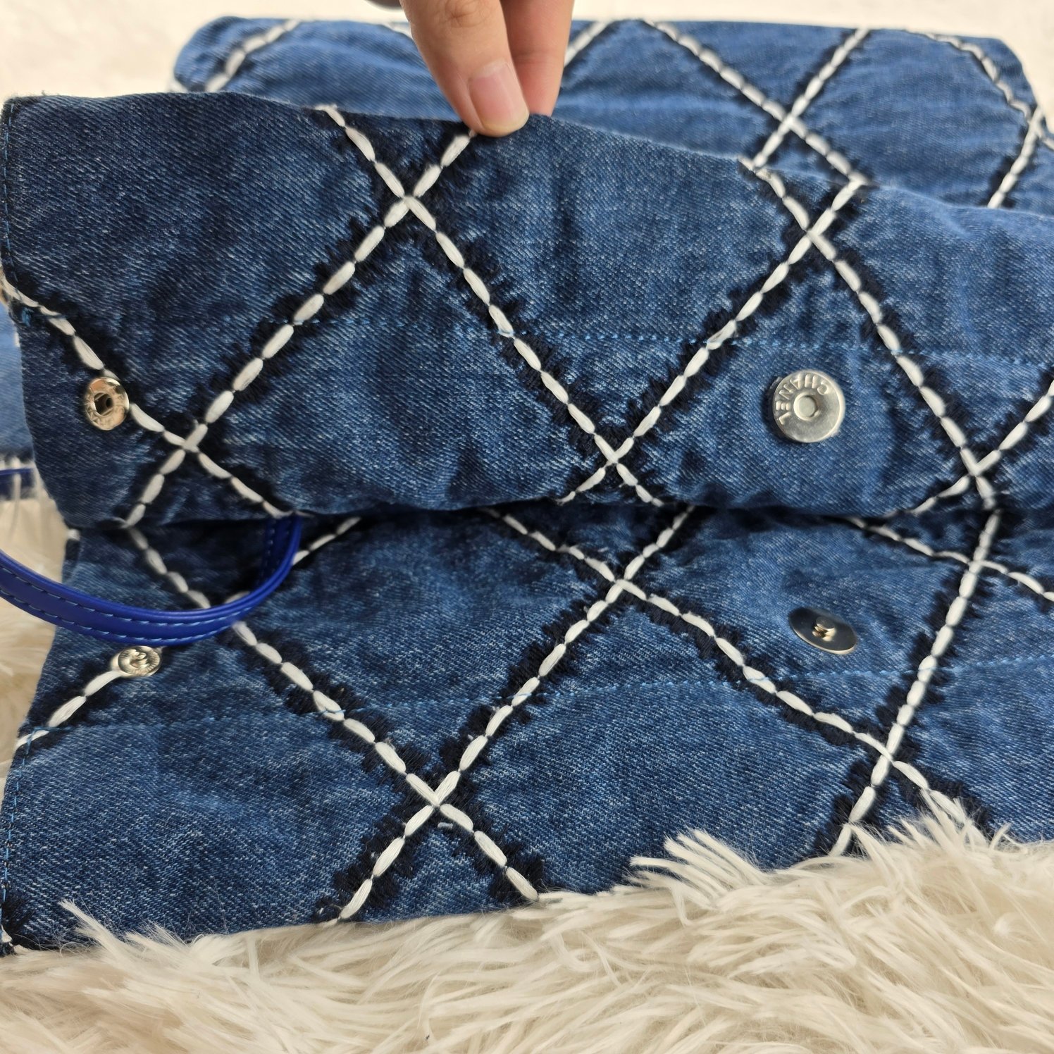 𝐂𝐡𝐚𝐧𝐞𝐥 24P 牛仔垃圾袋
尺寸：35x37x7（cm）
24P春夏 系列又推出了新的牛仔 相比22老款的特别之处主要是包身的渐变视觉，还有大气的大菱格纹 新款的菱格纹充满了巧思!用白色和深蓝色缝线打造，刚好与蓝色包面形成了由浅到深的立体感 仍然是同色系皮穿链条，五金全部是银色，和蓝色真的好搭!时髦儿中透着一丝清冷感
尺寸：35/37/7cm
款号1002小号