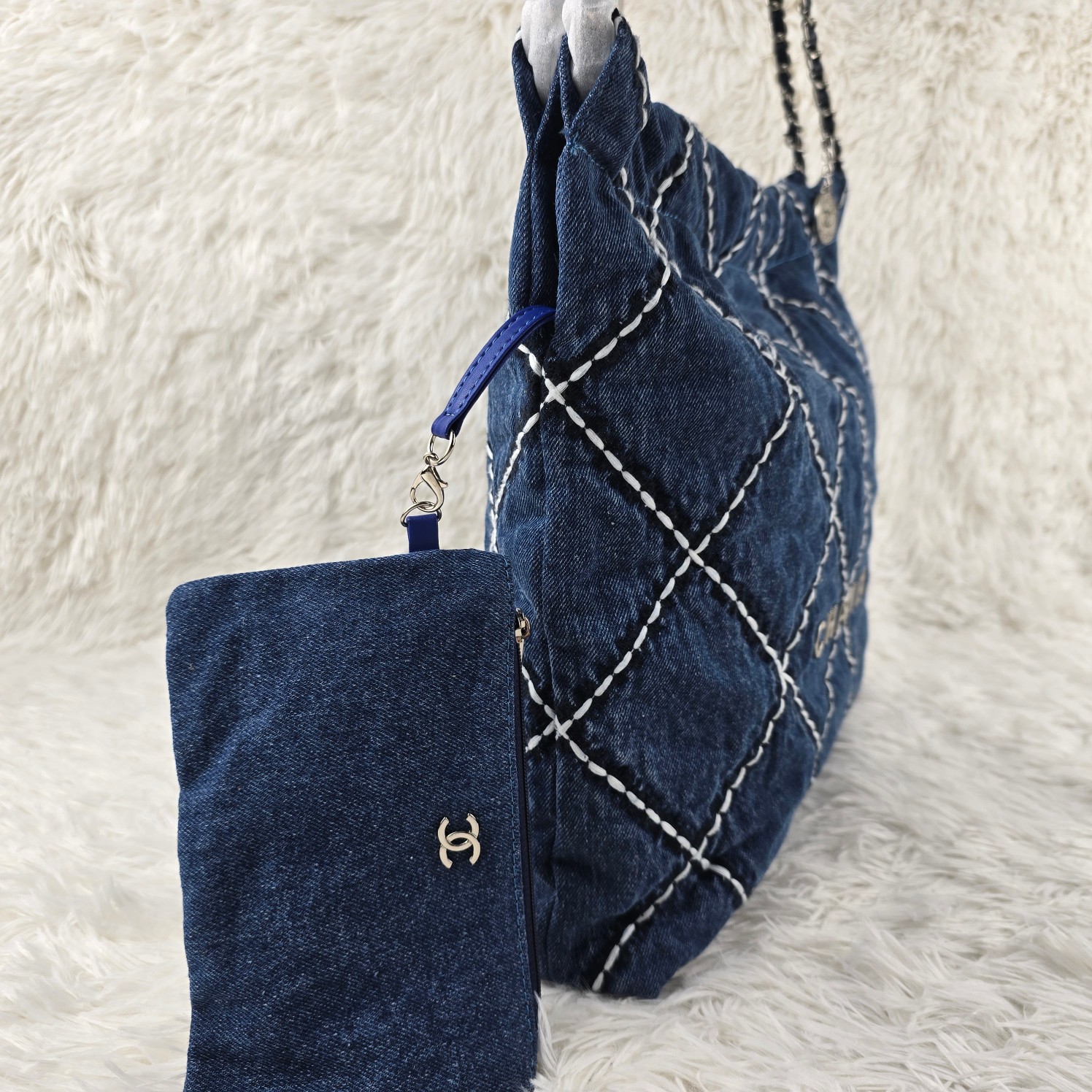 𝐂𝐡𝐚𝐧𝐞𝐥 24P 牛仔垃圾袋
24P春夏 系列又推出了新的牛仔 相比22老款的特别之处主要是包身的渐变视觉，还有大气的大菱格纹 新款的菱格纹充满了巧思!用白色和深蓝色缝线打造，刚好与蓝色包面形成了由浅到深的立体感 仍然是同色系皮穿链条，五金全部是银色，和蓝色真的好搭!时髦儿中透着一丝清冷感
尺寸：39/42/7cm
款号1002大号