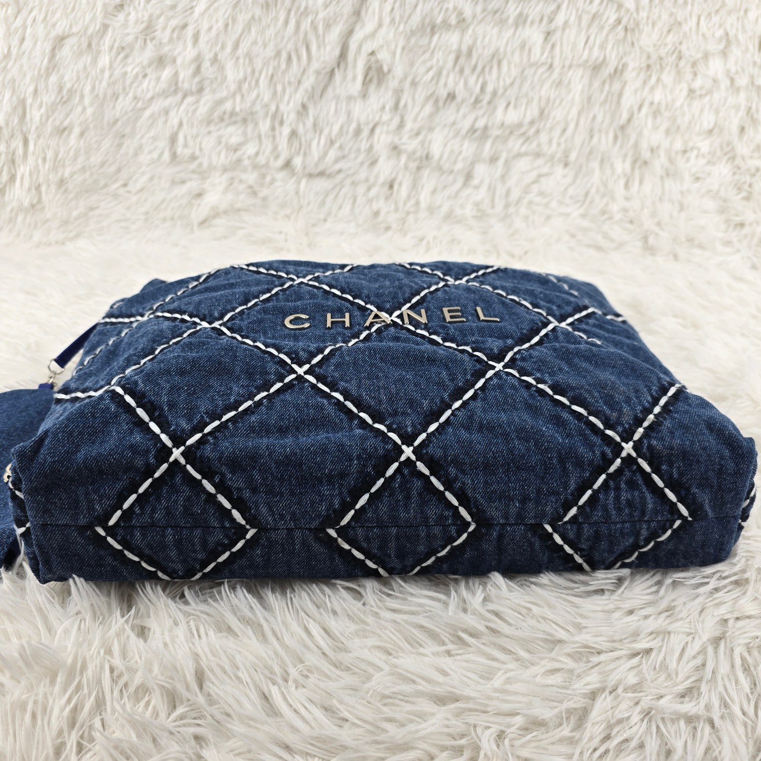 𝐂𝐡𝐚𝐧𝐞𝐥 24P 牛仔垃圾袋
24P春夏 系列又推出了新的牛仔 相比22老款的特别之处主要是包身的渐变视觉，还有大气的大菱格纹 新款的菱格纹充满了巧思!用白色和深蓝色缝线打造，刚好与蓝色包面形成了由浅到深的立体感 仍然是同色系皮穿链条，五金全部是银色，和蓝色真的好搭!时髦儿中透着一丝清冷感
尺寸：39/42/7cm
款号1002大号