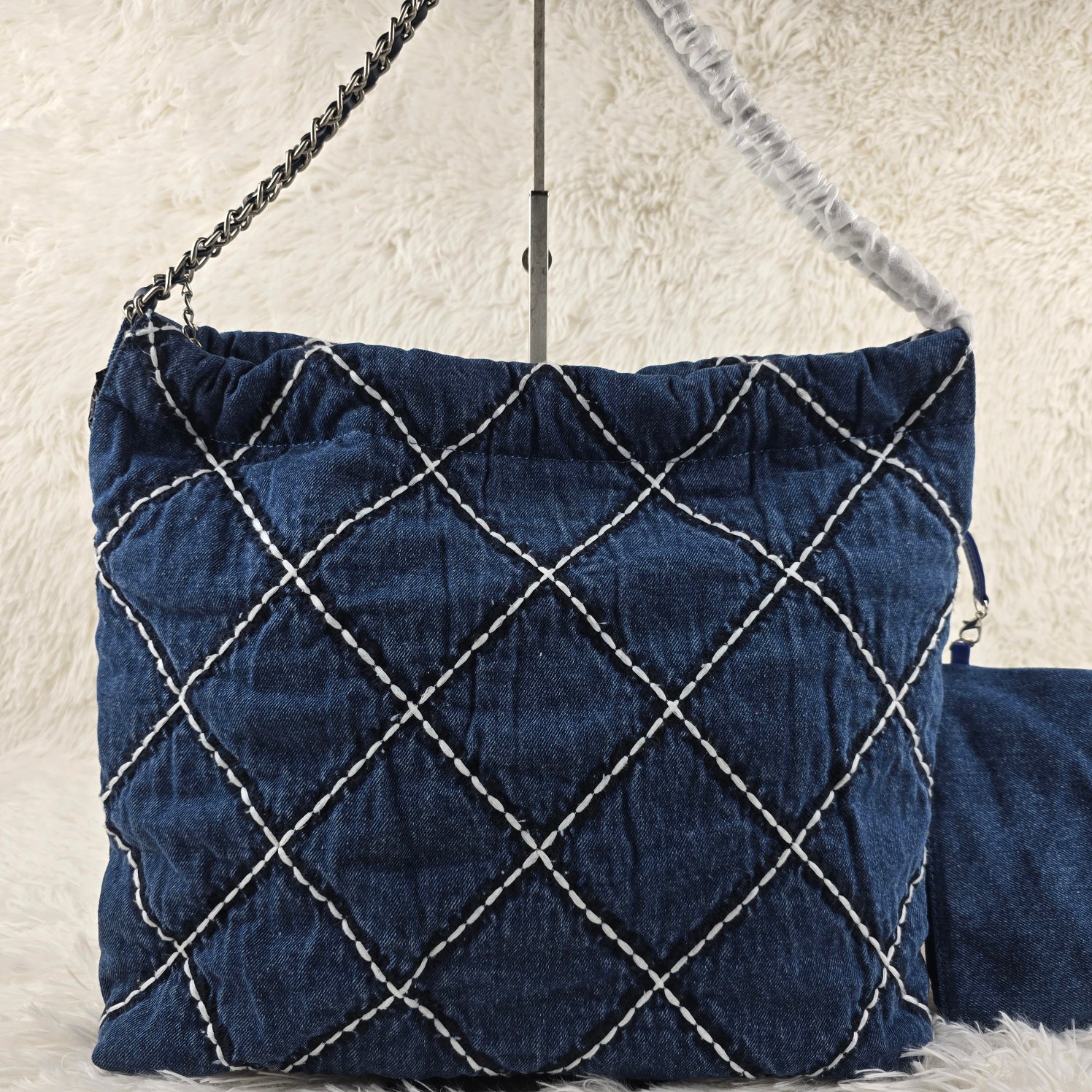 𝐂𝐡𝐚𝐧𝐞𝐥 24P 牛仔垃圾袋
24P春夏 系列又推出了新的牛仔 相比22老款的特别之处主要是包身的渐变视觉，还有大气的大菱格纹 新款的菱格纹充满了巧思!用白色和深蓝色缝线打造，刚好与蓝色包面形成了由浅到深的立体感 仍然是同色系皮穿链条，五金全部是银色，和蓝色真的好搭!时髦儿中透着一丝清冷感
尺寸：39/42/7cm
款号1002大号