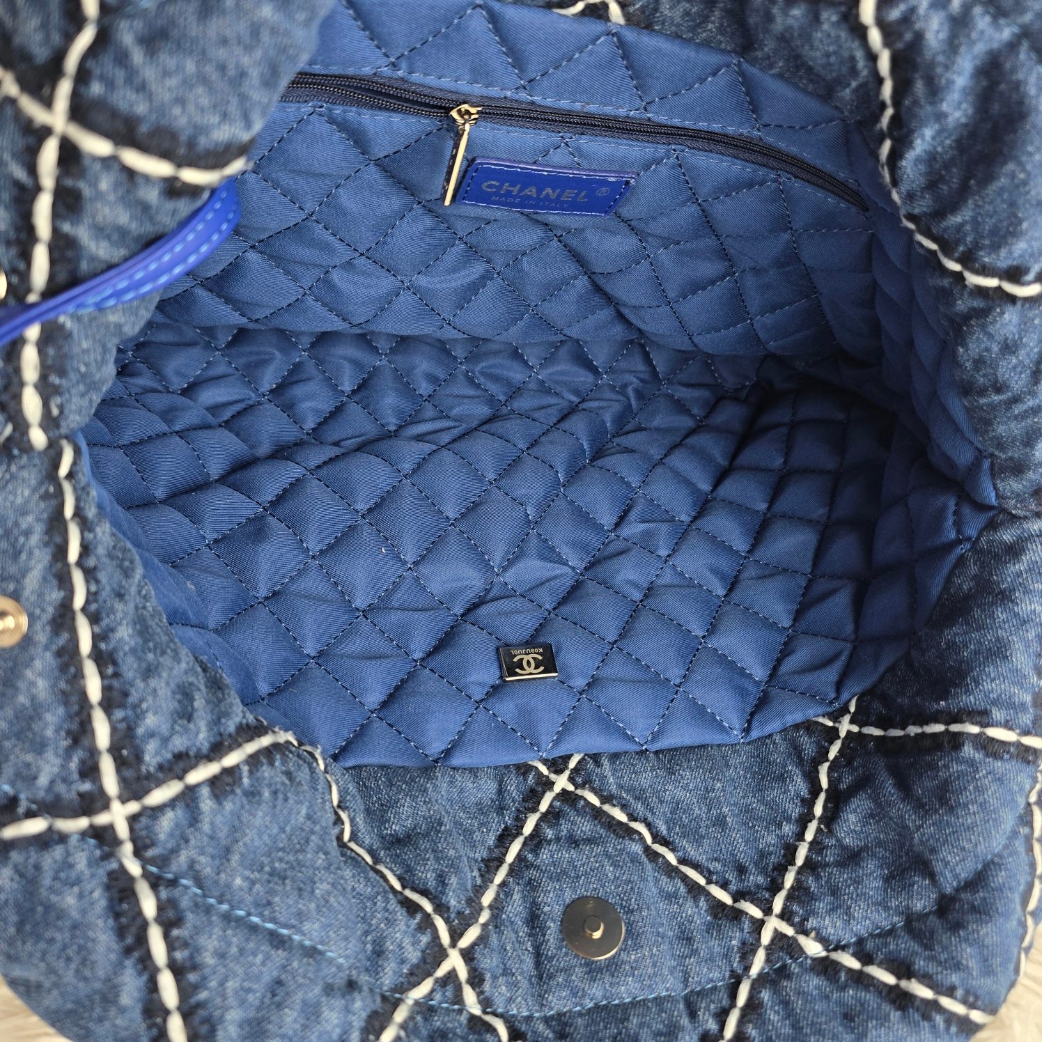 𝐂𝐡𝐚𝐧𝐞𝐥 24P 牛仔垃圾袋
24P春夏 系列又推出了新的牛仔 相比22老款的特别之处主要是包身的渐变视觉，还有大气的大菱格纹 新款的菱格纹充满了巧思!用白色和深蓝色缝线打造，刚好与蓝色包面形成了由浅到深的立体感 仍然是同色系皮穿链条，五金全部是银色，和蓝色真的好搭!时髦儿中透着一丝清冷感
尺寸：39/42/7cm
款号1002大号