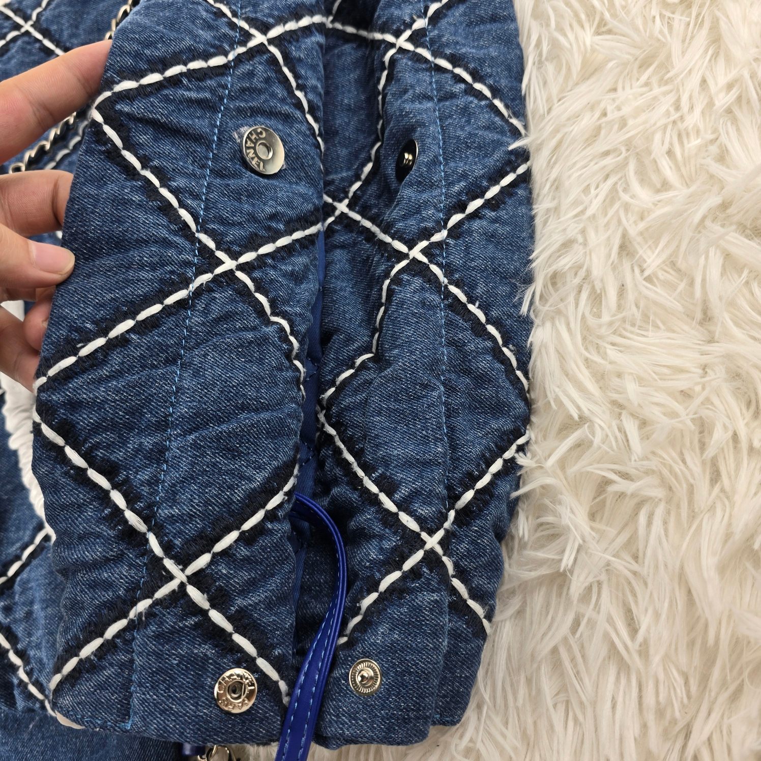 𝐂𝐡𝐚𝐧𝐞𝐥 24P 牛仔垃圾袋
24P春夏 系列又推出了新的牛仔 相比22老款的特别之处主要是包身的渐变视觉，还有大气的大菱格纹 新款的菱格纹充满了巧思!用白色和深蓝色缝线打造，刚好与蓝色包面形成了由浅到深的立体感 仍然是同色系皮穿链条，五金全部是银色，和蓝色真的好搭!时髦儿中透着一丝清冷感
尺寸：39/42/7cm
款号1002大号