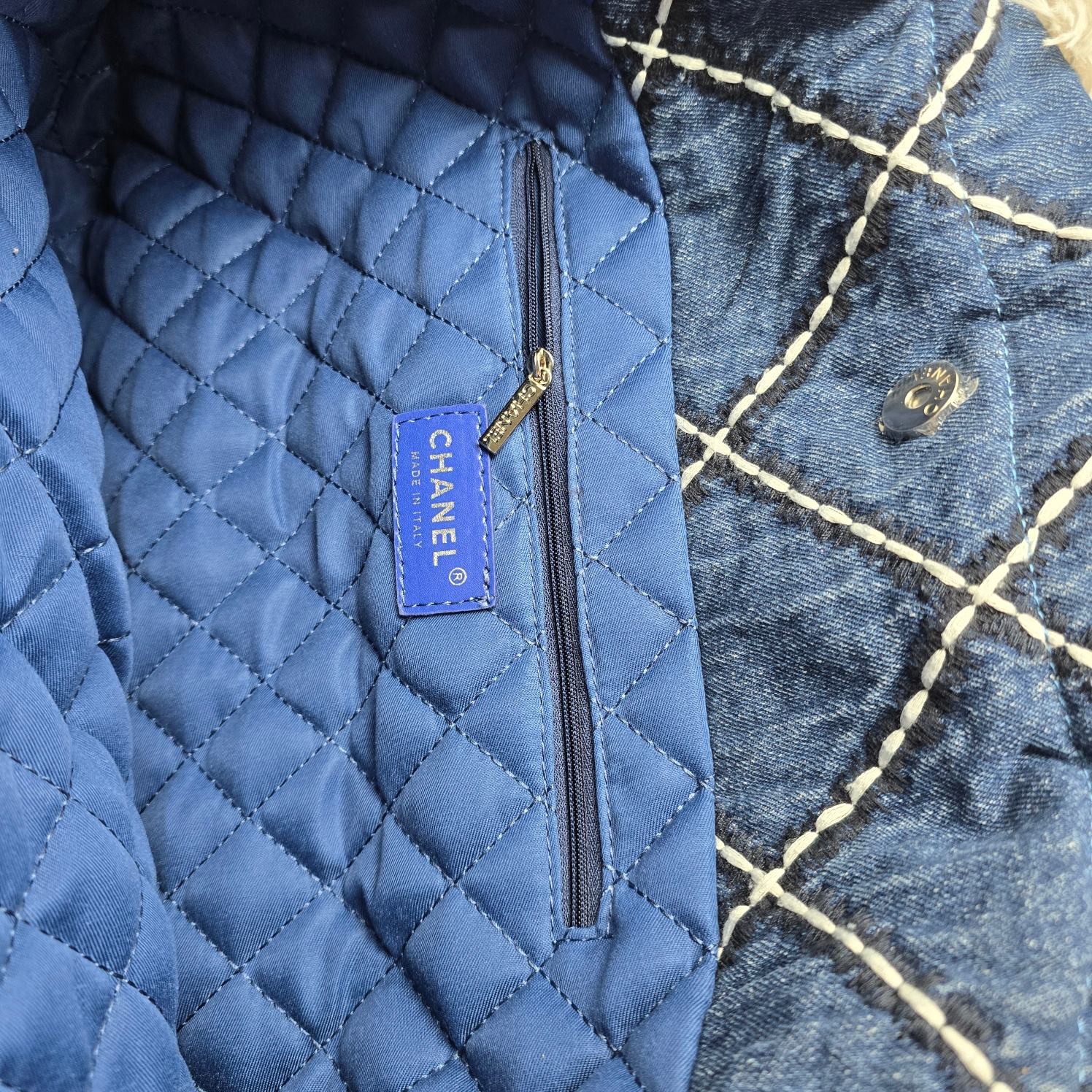 𝐂𝐡𝐚𝐧𝐞𝐥 24P 牛仔垃圾袋
24P春夏 系列又推出了新的牛仔 相比22老款的特别之处主要是包身的渐变视觉，还有大气的大菱格纹 新款的菱格纹充满了巧思!用白色和深蓝色缝线打造，刚好与蓝色包面形成了由浅到深的立体感 仍然是同色系皮穿链条，五金全部是银色，和蓝色真的好搭!时髦儿中透着一丝清冷感
尺寸：39/42/7cm
款号1002大号