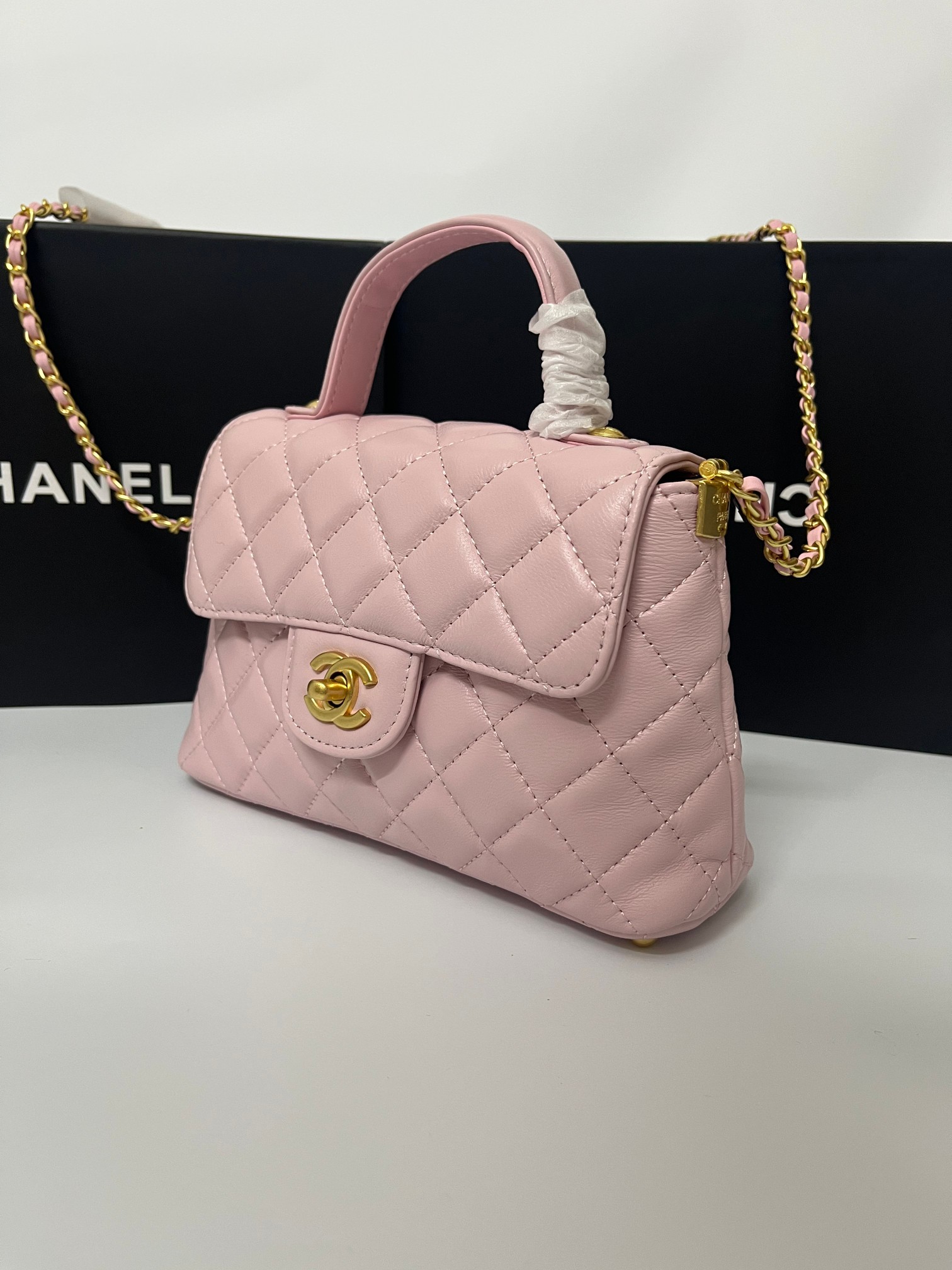 💰250🌸🔥🔥🔥独家迷你號出货啦🔮🔮🔮《出口产品》OHANEL🚩🚩🚩最新爆款、迷你号竖款包25P春夏黑金Kelly包，实物真的很美、很复古，包底跟爱马仕Kelly一样有四个底钉，容量很大 日常出行足够了，🉑️手拎，🉑️单肩， 可🉑️斜跨，完美搭配任意场合，又精美～又高级、无与伦比的精致！姐妹们快来挑哇！
尺寸：14x20x 6cm
款号:   790