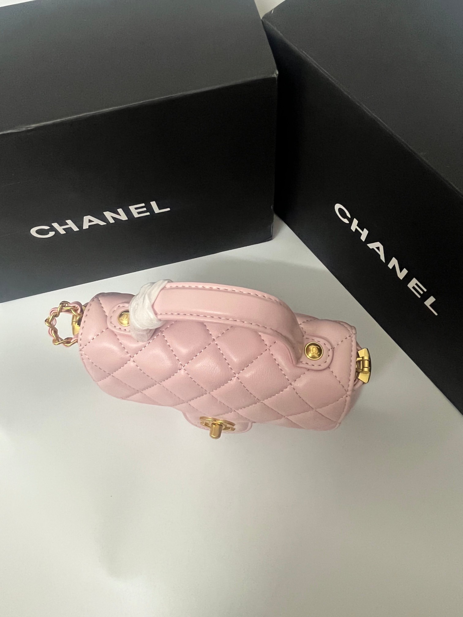 💰250🌸🔥🔥🔥独家迷你號出货啦🔮🔮🔮《出口产品》OHANEL🚩🚩🚩最新爆款、迷你号竖款包25P春夏黑金Kelly包，实物真的很美、很复古，包底跟爱马仕Kelly一样有四个底钉，容量很大 日常出行足够了，🉑️手拎，🉑️单肩， 可🉑️斜跨，完美搭配任意场合，又精美～又高级、无与伦比的精致！姐妹们快来挑哇！
尺寸：14x20x 6cm
款号:   790