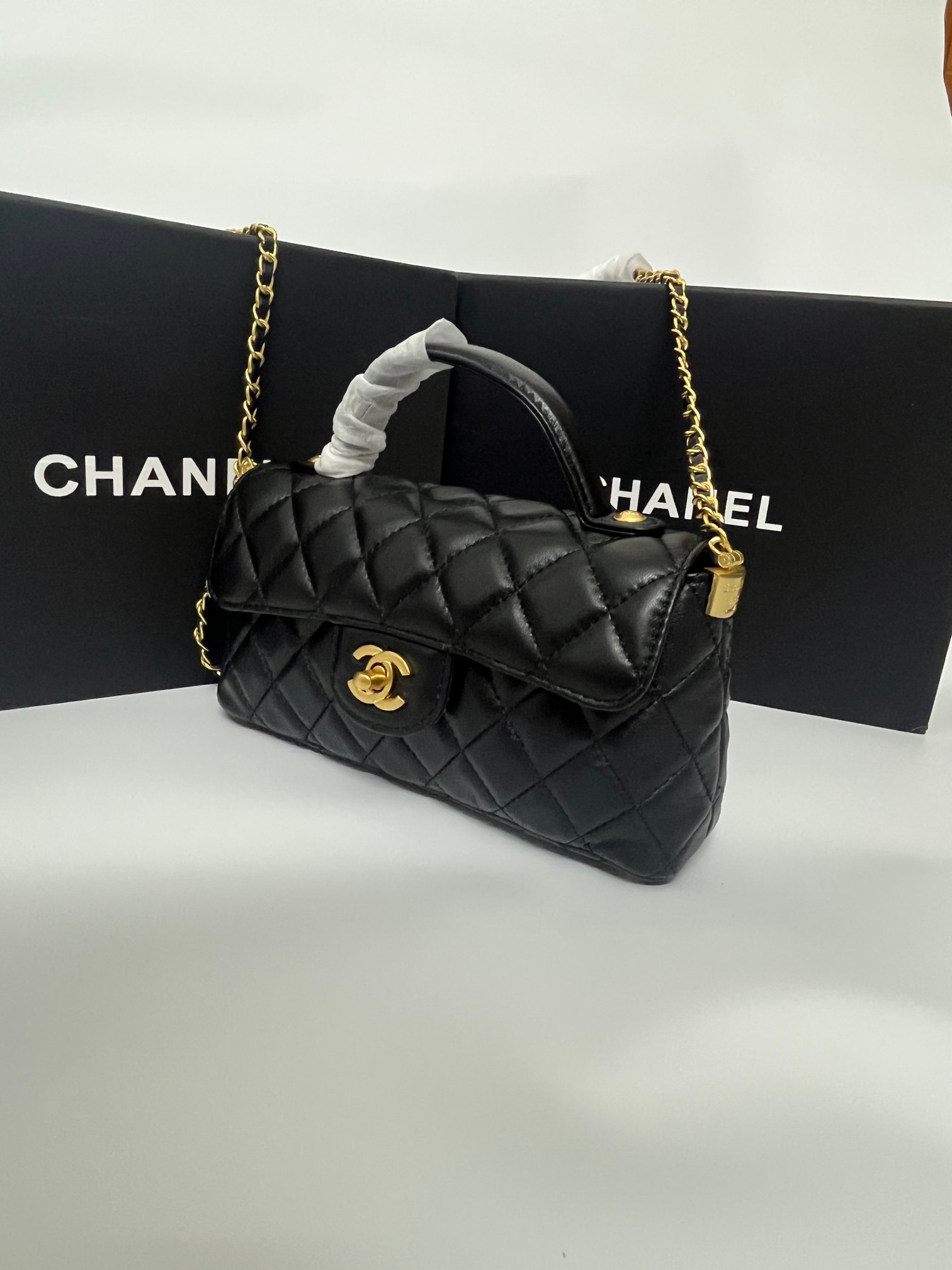 💰250🌸独家🀄️號出货啦🔮🔮🔮《出口产品》OHANEL🚩🚩🚩最新爆款、横款法棍🥖包25P春夏黑金Kelly包，实物真的很美、很复古，包底跟爱马仕Kelly一样有四个底钉，容量很大 日常出行足够了，🉑️手拎，🉑️单肩， 可🉑️斜跨，完美搭配任意场合，又精美～又高级、无与伦比的精致！姐妹们快来挑哇！
尺寸 ：12x22x6 cm
款号:    791
