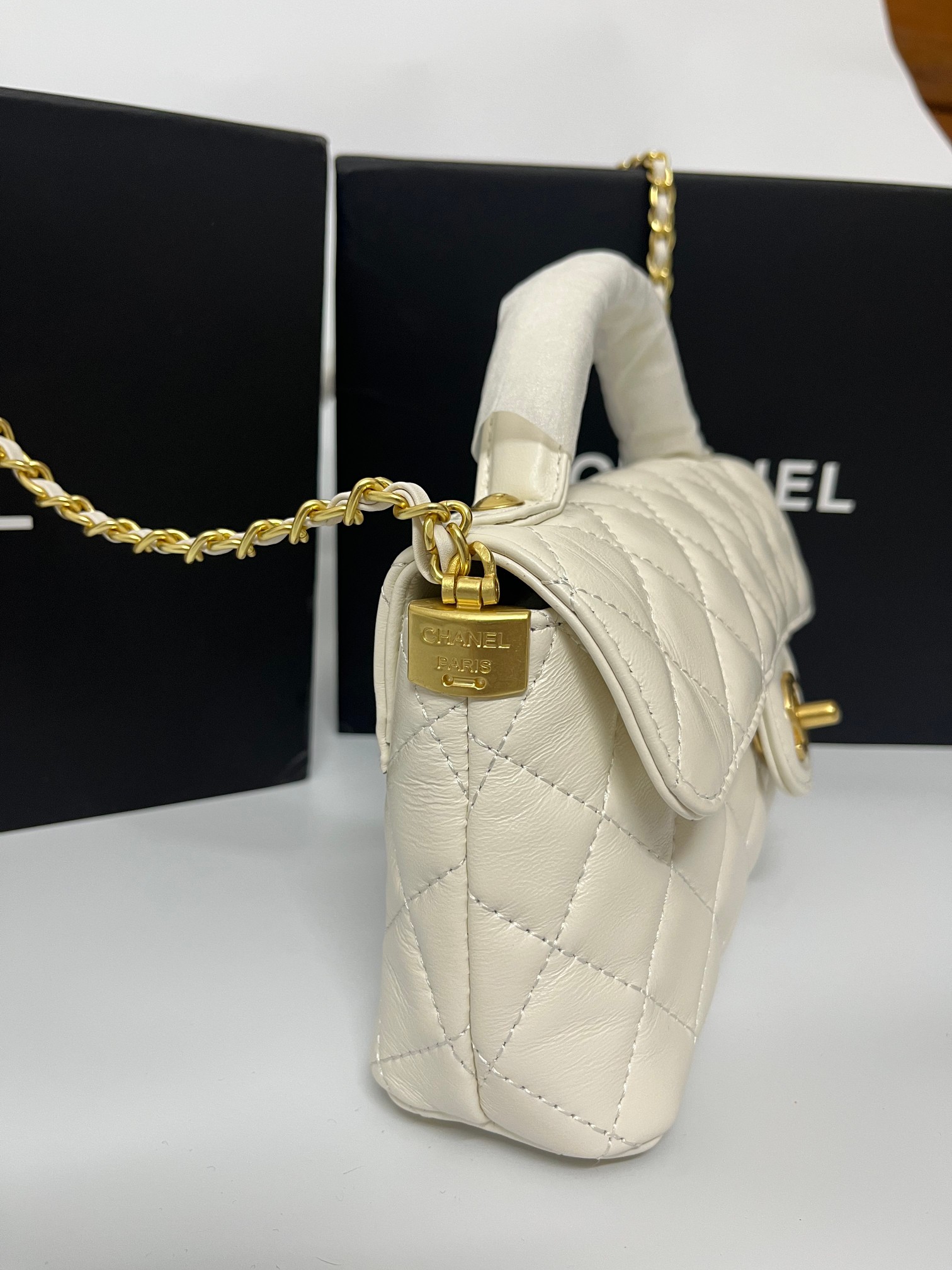 💰250🌸独家🀄️號出货啦🔮🔮🔮《出口产品》OHANEL🚩🚩🚩最新爆款、横款法棍🥖包25P春夏黑金Kelly包，实物真的很美、很复古，包底跟爱马仕Kelly一样有四个底钉，容量很大 日常出行足够了，🉑️手拎，🉑️单肩， 可🉑️斜跨，完美搭配任意场合，又精美～又高级、无与伦比的精致！姐妹们快来挑哇！
尺寸 ：12x22x6 cm
款号:     791