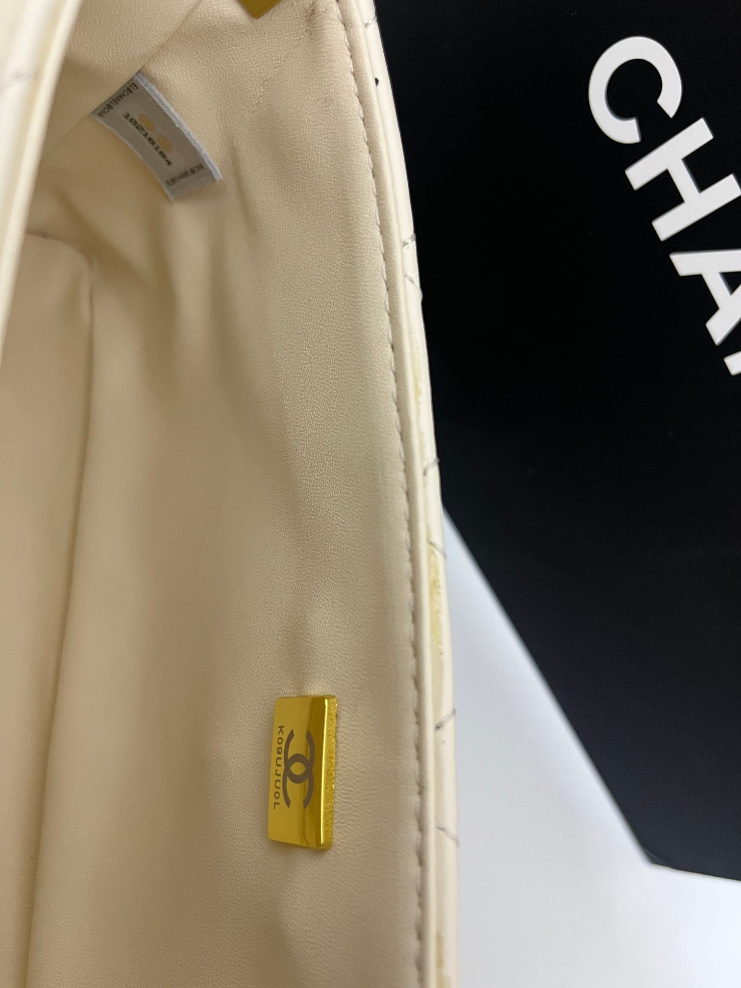💰250🌸独家🀄️號出货啦🔮🔮🔮《出口产品》OHANEL🚩🚩🚩最新爆款、横款法棍🥖包25P春夏黑金Kelly包，实物真的很美、很复古，包底跟爱马仕Kelly一样有四个底钉，容量很大 日常出行足够了，🉑️手拎，🉑️单肩， 可🉑️斜跨，完美搭配任意场合，又精美～又高级、无与伦比的精致！姐妹们快来挑哇！
尺寸 ：12x22x6 cm
款号:     791