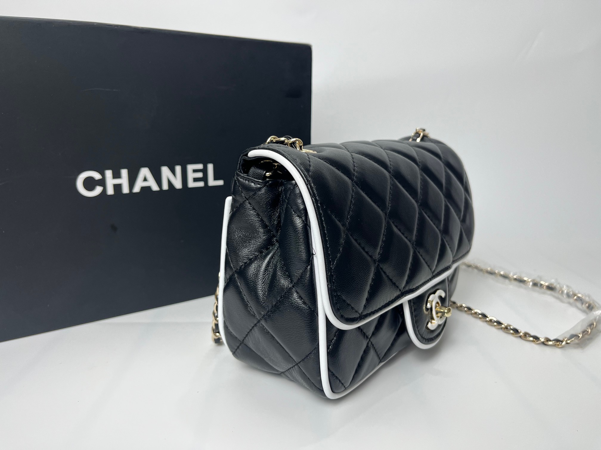 Chanel 25P Black & White Quilted Mini Bag with Ceramic CC Clasp, 12.5 x 19.5 cm 3 a1746120855022 5460