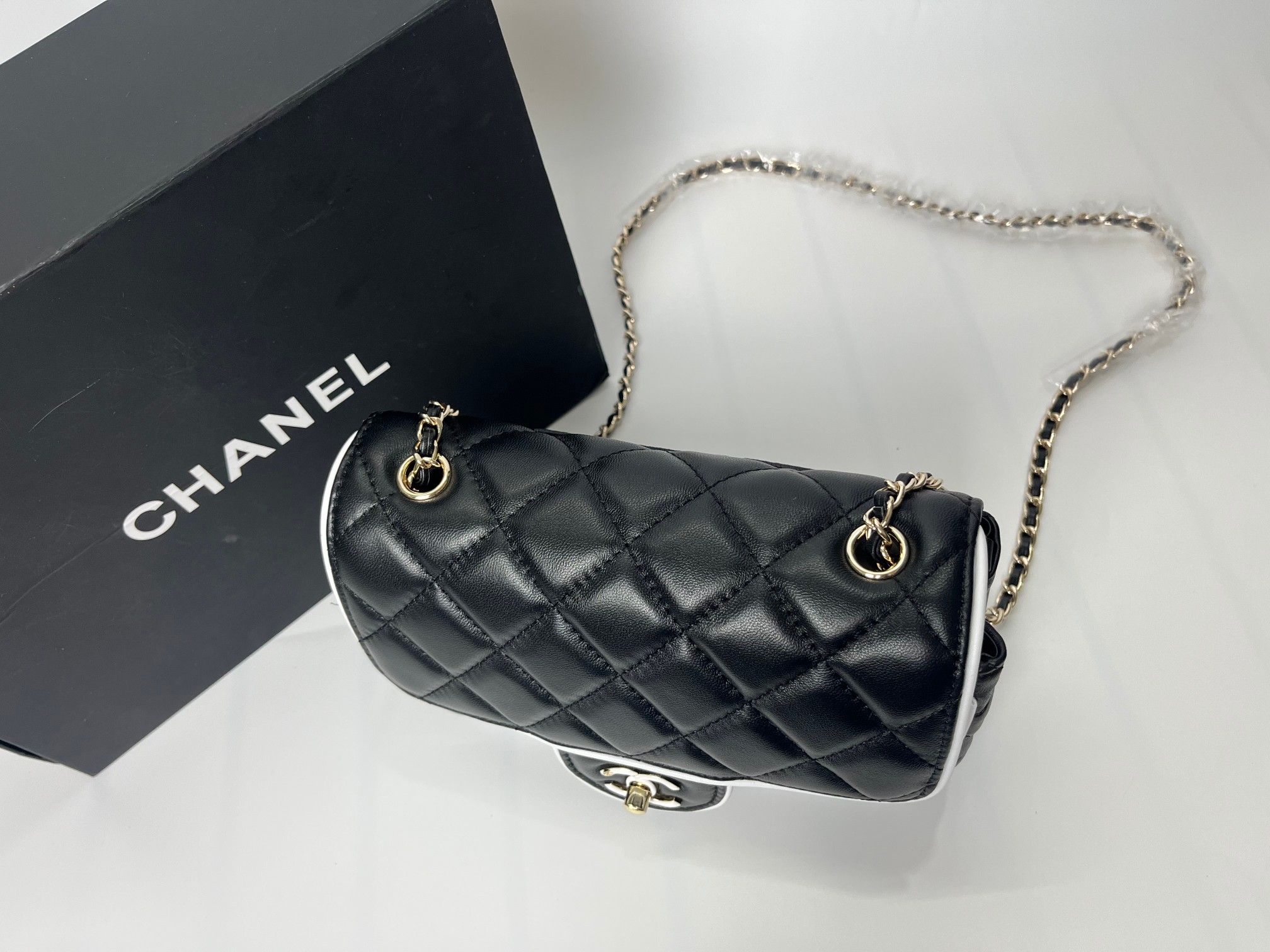 Chanel 25P Black & White Quilted Mini Bag with Ceramic CC Clasp, 12.5 x 19.5 cm 5 a1746120855026 0405