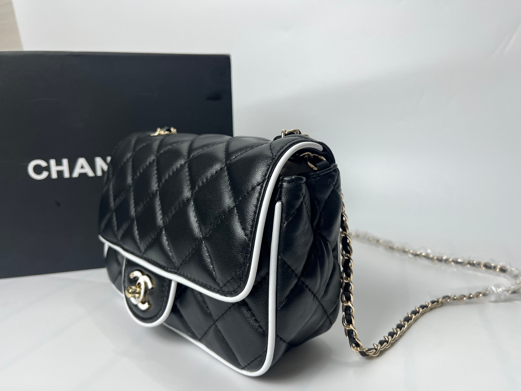 Chanel 25P Black & White Quilted Mini Bag with Ceramic CC Clasp, 12.5 x 19.5 cm 4 a1746120855106 1547