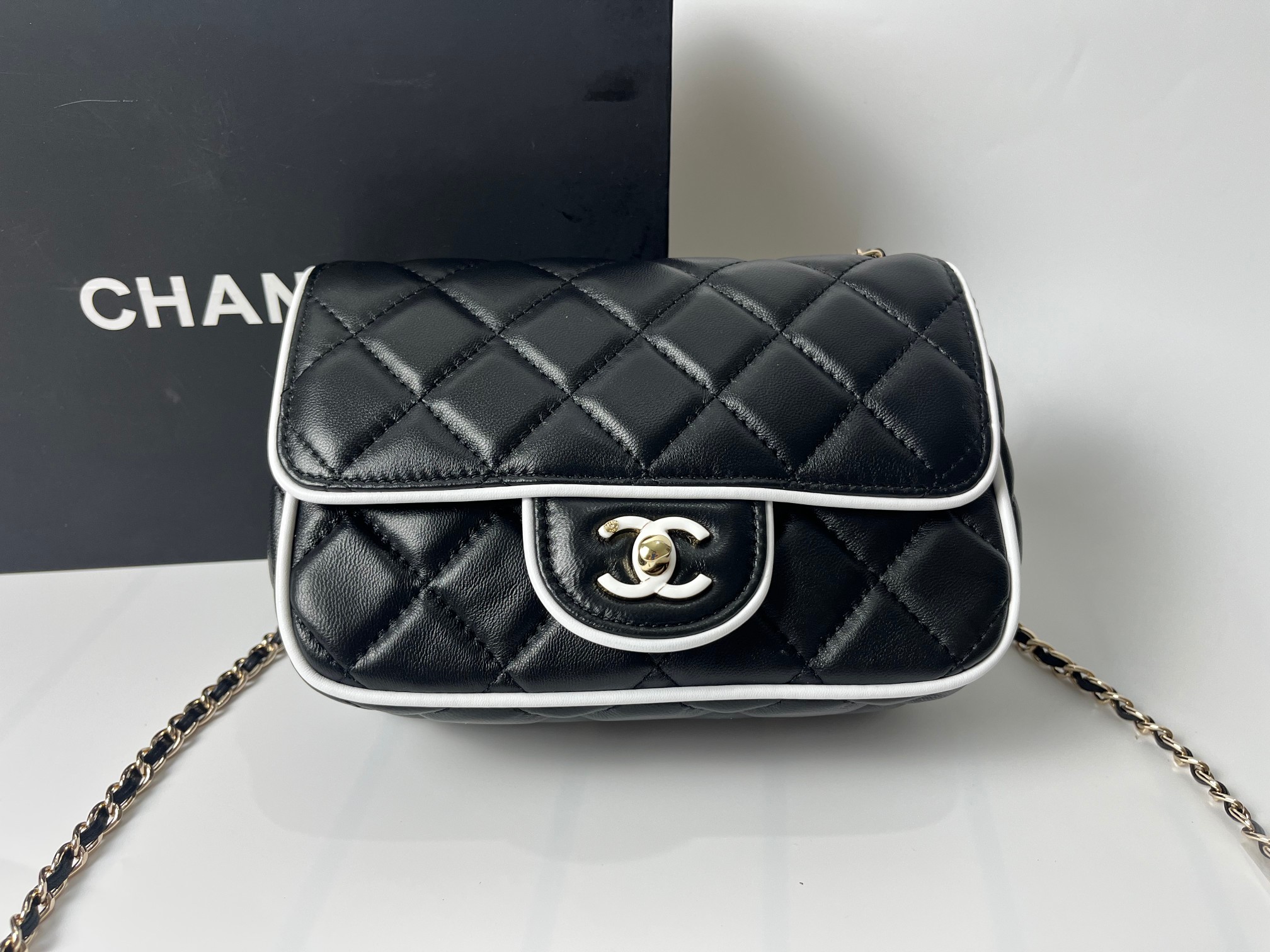 Chanel 25P Black & White Quilted Mini Bag with Ceramic CC Clasp, 12.5 x 19.5 cm 2 a1746120855109 6520