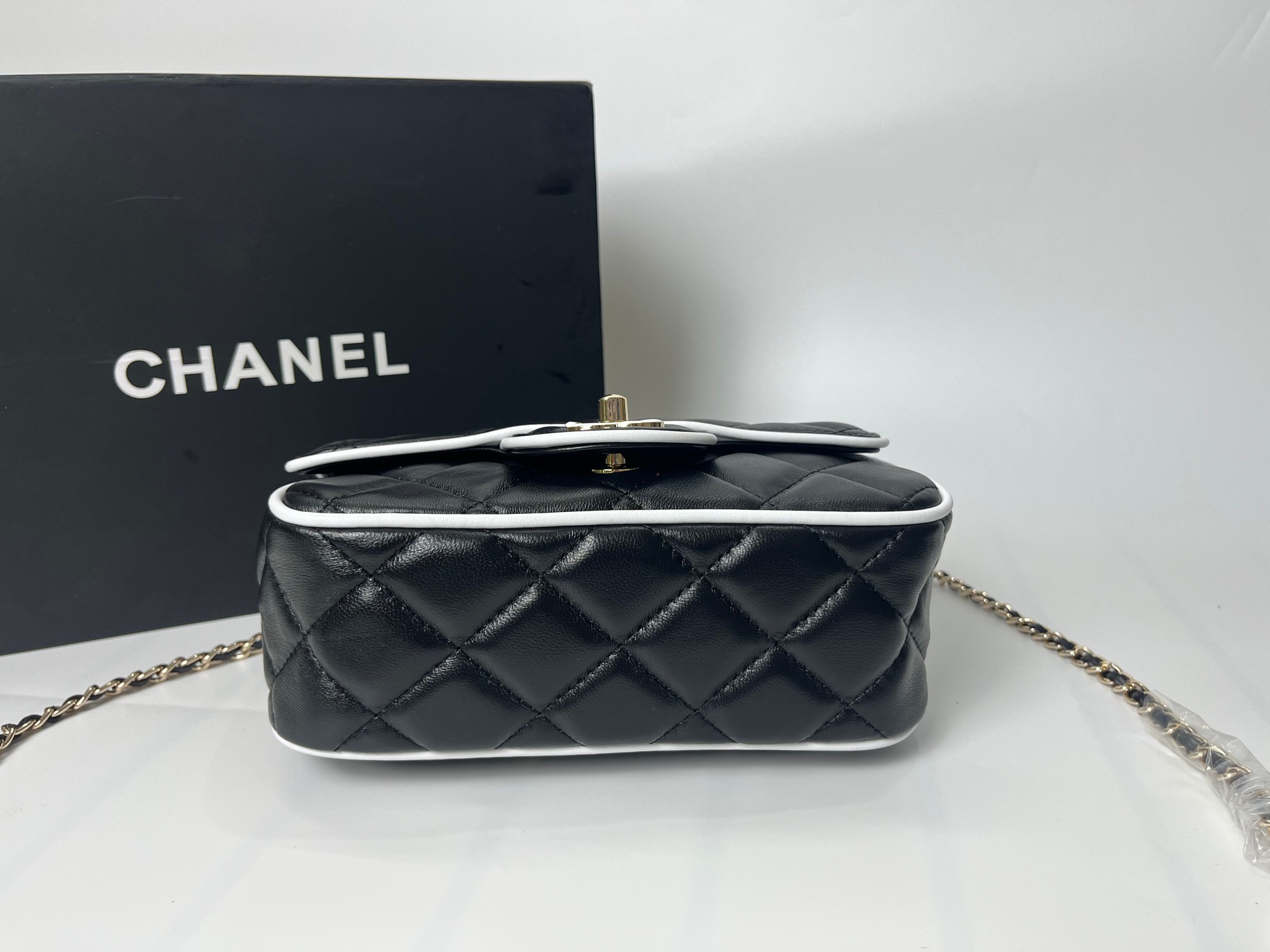 Chanel 25P Black & White Quilted Mini Bag with Ceramic CC Clasp, 12.5 x 19.5 cm 7 a1746120858679 3205